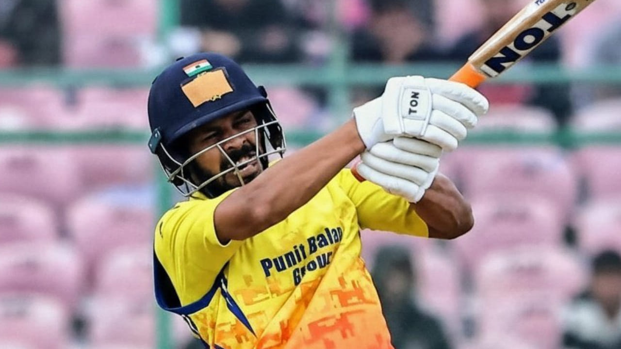 ಭಾರತ ಏಕದಿನ ತಂಡದಿಂದ ಹೊರಬಿದ್ದಿರುವ ಪ್ರತಿಭಾವಂತ ಬ್ಯಾಟ್ಸ್ಮನ್ ರುತುರಾಜ್ ಗಾಯಕ್ವಾಡ್ ದೇಶಿ ಟೂರ್ನಿ ವಿಜಯ್ ಹಜಾರೆ ಟ್ರೋಫಿಯಲ್ಲಿ ಮತ್ತೊಮ್ಮೆ ತಮ್ಮ ಸಾಮರ್ಥ್ಯವನ್ನು ಸಾಬೀತುಪಡಿಸಿದ್ದಾರೆ. ನಾಯಕನಾಗಿ ಮಹಾರಾಷ್ಟ್ರ ತಂಡವನ್ನು ಮುನ್ನಡೆಸುತ್ತಿರುವ ರುತುರಾಜ್, ಗೋವಾ ವಿರುದ್ಧದ ಪಂದ್ಯದಲ್ಲಿ ಅದ್ಭುತ ಶತಕ ಬಾರಿಸಿದರು.