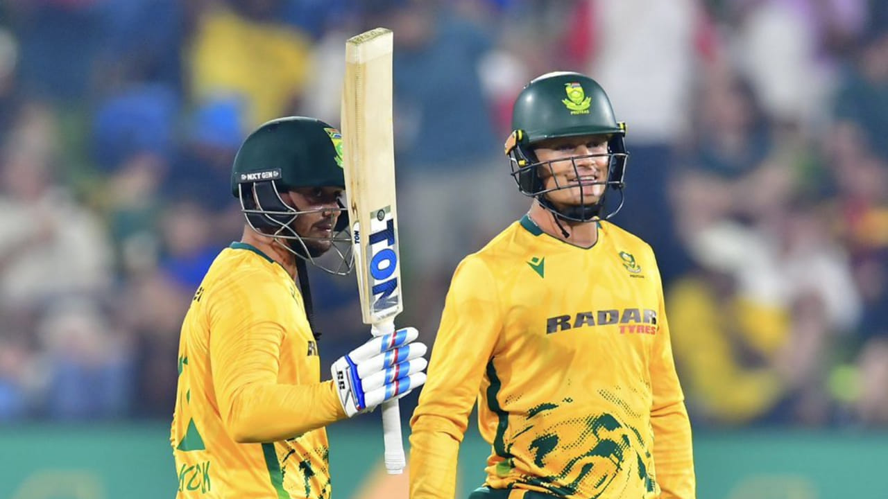 ಡಿ ಕಾಕ್ ಮತ್ತು ರಿಕಲ್ಟನ್ ಅವರ ಜೊತೆಯಾಟದ ನೆರವಿನಿಂದ ದಕ್ಷಿಣ ಆಫ್ರಿಕಾ ತಂಡವು ಟಿ20 ಅಂತಾರಾಷ್ಟ್ರೀಯ ಪಂದ್ಯದಲ್ಲಿ 220 ಕ್ಕೂ ಹೆಚ್ಚು ರನ್‌ಗಳನ್ನು ಬೆನ್ನಟ್ಟಿದ ಮೊದಲ ಐಸಿಸಿ ಸದಸ್ಯ ರಾಷ್ಟ್ರ ಎನಿಸಿಕೊಂಡಿತು. ಸೆಂಚೂರಿಯನ್‌ನಲ್ಲಿ ವೆಸ್ಟ್ ಇಂಡೀಸ್ ವಿರುದ್ಧದ ಎರಡನೇ ಟಿ20ಯಲ್ಲಿ ದಕ್ಷಿಣ ಆಫ್ರಿಕಾ ತಂಡವು 17.3 ಓವರ್‌ಗಳಲ್ಲಿ ಕೇವಲ ಮೂರು ವಿಕೆಟ್‌ಗಳಿಗೆ 222 ರನ್‌ಗಳ ಗುರಿ ತಲುಪಿತು.