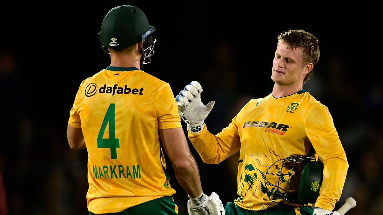 ಇದೀಗ ಈ ದಾಖಲೆಯನ್ನು ಮುರಿದು ಸೌತ್ ಆಫ್ರಿಕಾ ತಂಡ ಹೊಸ ಇತಿಹಾಸ ನಿರ್ಮಿಸಿದ್ದಾರೆ. ವೆಸ್ಟ್ ಇಂಡೀಸ್ ನೀಡಿದ 222 ರನ್ಗಳ ಗುರಿಯನ್ನು ಸೌತ್ ಆಫ್ರಿಕಾ ತಂಡ 17.3 ಓವರ್ಗಳಲ್ಲಿ ಚೇಸ್ ಮಾಡಿದೆ. ಈ ಮೂಲಕ 15 ಎಸೆತಗಳನ್ನು ಬಾಕಿಯಿರಿಸಿ 220+ ಗುರಿಯನ್ನು ಅತೀ ವೇಗವಾಗಿ ಚೇಸ್ ಮಾಡಿದ ವಿಶ್ವ ದಾಖಲೆಯನ್ನು ಸೌತ್ ಆಫ್ರಿಕಾ ತಂಡ ತನ್ನದಾಗಿಸಿಕೊಂಡಿದೆ.