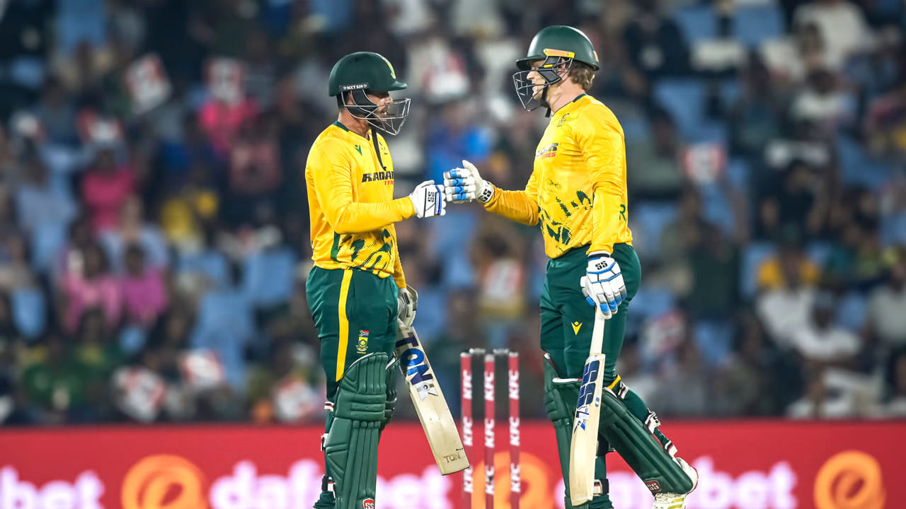 ದಕ್ಷಿಣ ಆಫ್ರಿಕಾ ಹಾಗೂ ವೆಸ್ಟ್ ಇಂಡೀಸ್ ನಡುವಿನ 3 ಪಂದ್ಯಗಳ ಟಿ20 ಸರಣಿಯನ್ನು ಆಫ್ರಿಕಾ ತಂಡವು 2-0 ಮುನ್ನಡೆಯೊಂದಿಗೆ ವಶಪಡಿಸಿಕೊಂಡಿದೆ. ಉಭಯ ತಂಡಗಳ ನಡುವೆ ನಡೆದ ಎರಡನೇ ಟಿ20 ಪಂದ್ಯವನ್ನು ದಕ್ಷಿಣ ಆಫ್ರಿಕಾ 7 ವಿಕೆಟ್‌ಗಳಿಂದ ಗೆದ್ದುಕೊಂಡಿತು. ಮಾತ್ರವಲ್ಲದೆ ರನ್ ಚೇಸ್‌ನಲ್ಲಿ ಹೊಸ ದಾಖಲೆಯನ್ನು ಸೃಷ್ಟಿಸಿತು. ಆಫ್ರಿಕಾ ತಂಡದ ಗೆಲುವಿನಲ್ಲಿ ಪ್ರಮುಖ ಪಾತ್ರವಹಿಸಿದ ಕ್ವಿಂಟನ್ ಡಿ ಕಾಕ್ ತಮ್ಮ ಟಿ20 ವೃತ್ತಿಜೀವನದ ವೇಗದ ಶತಕ ಬಾರಿಸಿದರೆ, ರಯಾನ್ ರಿಕಲ್ಟನ್ ಕೂಡ ತಮ್ಮ ವೃತ್ತಿಜೀವನದ ಅತಿದೊಡ್ಡ ಇನ್ನಿಂಗ್ಸ್ ಆಡಿದರು.