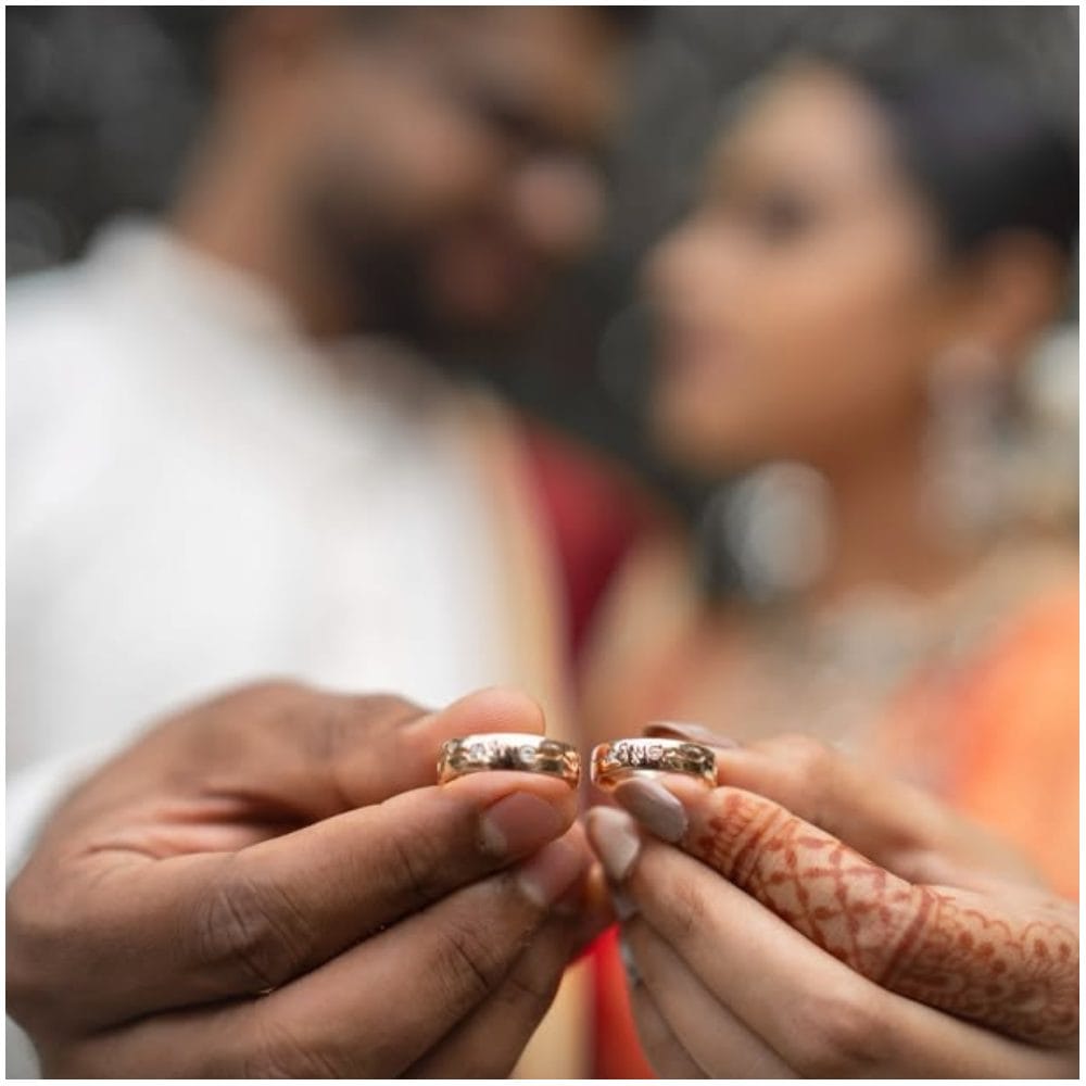 ಸಂಜನಾ ಅವರು ಮದುವೆ ಆಗುತ್ತಿರುವ ಹುಡುಗನನ್ನೂ ಕೂಡ ಪರಿಚಯಿಸಿದ್ದಾರೆ. ಸಂಜನಾ ಮದುವೆ ಆಗುತ್ತಿರುವ ಹುಡುಗನ ಹೆಸರು ಸಮರ್ಥ್. ಅವರು ಚನ್ನಗಿರಿ ಮೂಲದವರು. ಅವರು ಎಂಬಿಬಿಎಸ್, ಎಂಡಿ ಓದಿದ್ದು, ವೃತ್ತಿಯಲ್ಲಿ ವೈದ್ಯರಾಗಿದ್ದಾರೆ ಎನ್ನಲಾಗಿದೆ. 