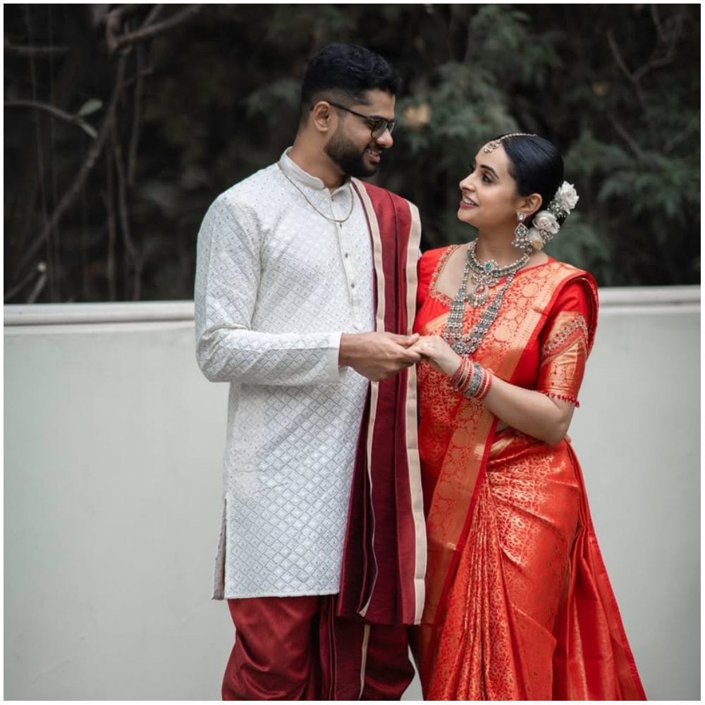 ಸಂಜನಾ ಅವರು ನಿಶ್ಚಿತಾರ್ಥ ಮಾಡಿಕೊಂಡಿದ್ದಾರೆ. ಇದು ಅಭಿಮಾನಿಗಳಿಗೆ ಅಚ್ಚರಿ ತಂದಿದೆ. ಏಕೆಂದರೆ ಸಂಜನಾ ಅವರು ನಿಶ್ಚಿತಾರ್ಥ ಮಾಡಿಕೊಳ್ಳುವ ಬಗ್ಗೆ ಯಾವುದೇ ಸೂಚನೆಯನ್ನು ಕೊಟ್ಟಿರಲಿಲ್ಲ. 