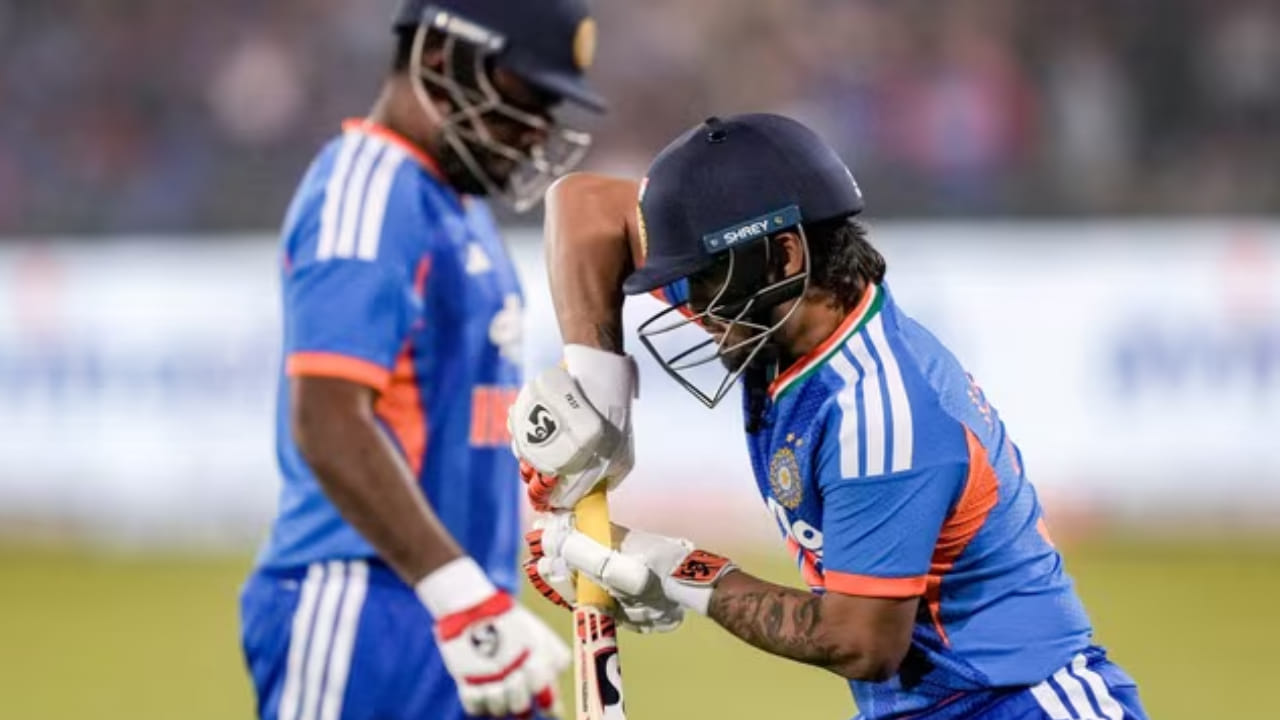 ತವರು ನೆಲದಲ್ಲಿ ಸಂಜು 10 ಎಸೆತಗಳನ್ನು ಎದುರಿಸಿ ಕೇವಲ ಆರು ರನ್‌ಗಳಿಗೆ ಔಟಾದರು. ಇದರ ಪರಿಣಾಮವಾಗಿ ತವರಿನಲ್ಲೂ ಫಾರ್ಮ್​ ಕಂಡುಕೊಳ್ಳದ ಸಂಜುಗೆ ಆಡಳಿತ ಮಂಡಳಿ ಬಿಗ್ ಶಾಕ್ ನೀಡಿದೆ. ಈ ಸರಣಿಯ ಹಿಂದಿನ ನಾಲ್ಕು ಪಂದ್ಯಗಳಲ್ಲಿ ಸಂಜು ವಿಕೆಟ್ ಕೀಪಿಂಗ್ ಮಾಡಿದರೆ, ಕಿಶನ್ ಬ್ಯಾಟಿಂಗ್ ಮಾಡುತ್ತಿದ್ದರು. ಆದರೆ ಅಂತಿಮ ಪಂದ್ಯದಲ್ಲಿ ಸಂಜು ಬದಲಿಗೆ ಕಿಶನ್ ವಿಕೆಟ್ ಕೀಪಿಂಗ್ ಮಾಡಿದರು. 