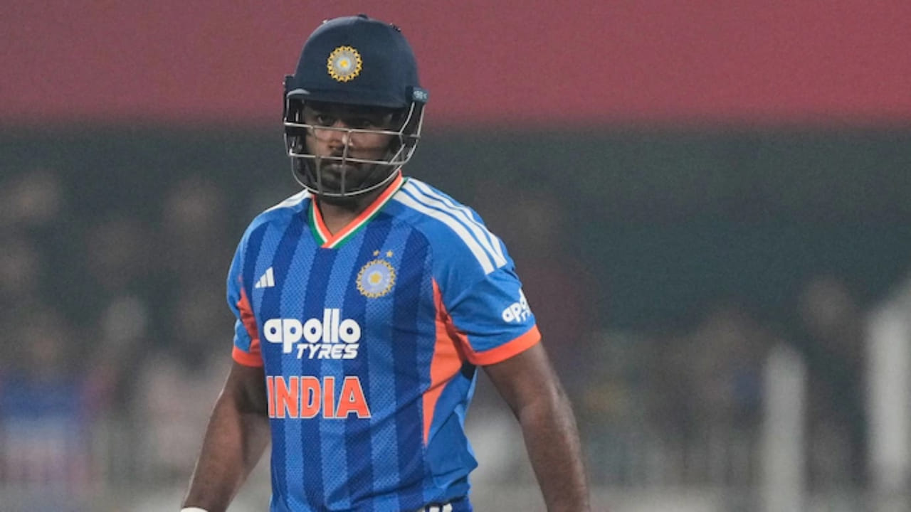 ನ್ಯೂಜಿಲೆಂಡ್ ವಿರುದ್ಧದ ಟಿ20 ಸರಣಿಯ ಮೂರನೇ ಪಂದ್ಯದಲ್ಲಿ ಸಂಜು ಸ್ಯಾಮ್ಸನ್ ಮೊದಲ ಎಸೆತದಲ್ಲೇ ಔಟಾದರು. ಹಿಂದಿನ ಎರಡು ಪಂದ್ಯಗಳಲ್ಲಿ ಅವರು 10 ಮತ್ತು 6 ರನ್ ಗಳಿಸಲಷ್ಟೇ ಶಕ್ತರಾಗಿದ್ದರು. ಹೀಗಾಗಿ, ಸರಣಿಯ ಮೂರು ಪಂದ್ಯಗಳಲ್ಲಿ, ಅವರು 13 ಎಸೆತಗಳನ್ನು ಎದುರಿಸಿ ಕೇವಲ 16 ರನ್ ಗಳಿಸಿದ್ದಾರೆ. ಒಟ್ಟಾರೆಯಾಗಿ, ಸಂಜು ಅವರ ಪ್ರದರ್ಶನದಿಂದ ಆಯ್ಕೆ ಮಂಡಳಿ ಅಸಮಾಧಾನಗೊಂಡಿದ್ದು, ಮಾಜಿ ಆಟಗಾರರು ಟೀಕೆಗಳ ಸುರಿಮಳೆಗೈದಿದ್ದಾರೆ.