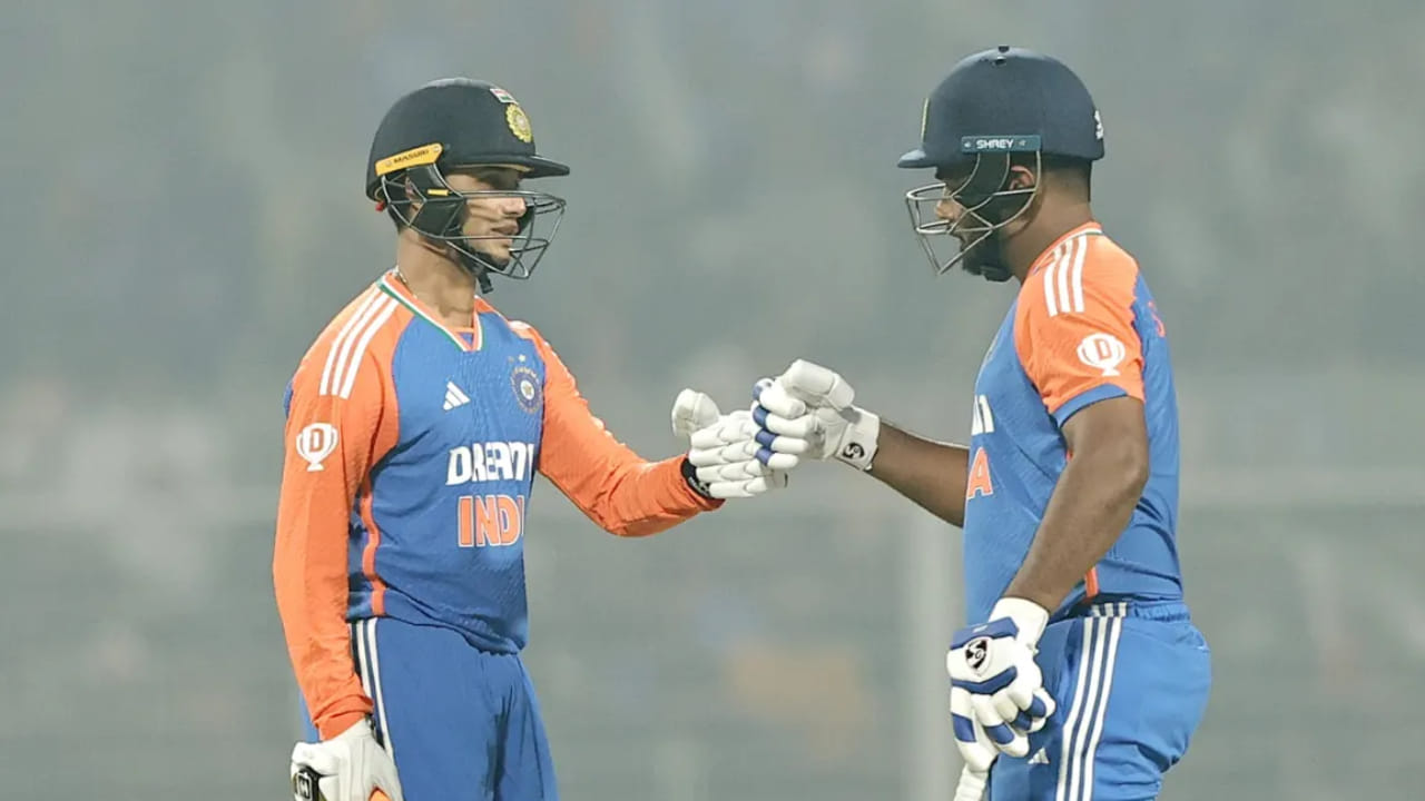 ‘ಕೆಲವೊಮ್ಮೆ ಅಭಿಷೇಕ್ ಶರ್ಮಾ ಅವರಂತಹ ಬ್ಯಾಟ್ಸ್‌ಮನ್ ಇನ್ನೊಂದು ಬದಿಯಲ್ಲಿ ವೇಗವಾಗಿ ರನ್ ಗಳಿಸುತ್ತಿದ್ದಾಗ ಸಂಜು ಸ್ಯಾಮ್ಸನ್ ಒತ್ತಡಕ್ಕೊಳಗಾಗುವುದು ಸಾಮಾನ್ಯ. ಹೀಗಾಗಿ ಸಂಜು, ಅಭಿಷೇಕ್ ಶರ್ಮಾ ಅವರಂತೆ ತಾನು ಕೂಡ ಆಡುವುದಕ್ಕೆ ಯತ್ನಿಸುತ್ತಿದ್ದಾರೆ. ಆದರೆ ಸಂಜು ತನ್ನ ಆಟವನ್ನು ಆಡುವುದನ್ನು ಮುಂದುವರೆಸಬೇಕು. ಪ್ರಸ್ತುತ ಅವರಿಗೆ ಇದರ ಅವಶ್ಯಕತೆ’ ಇದೆ ಎಂದಿದ್ದಾರೆ.