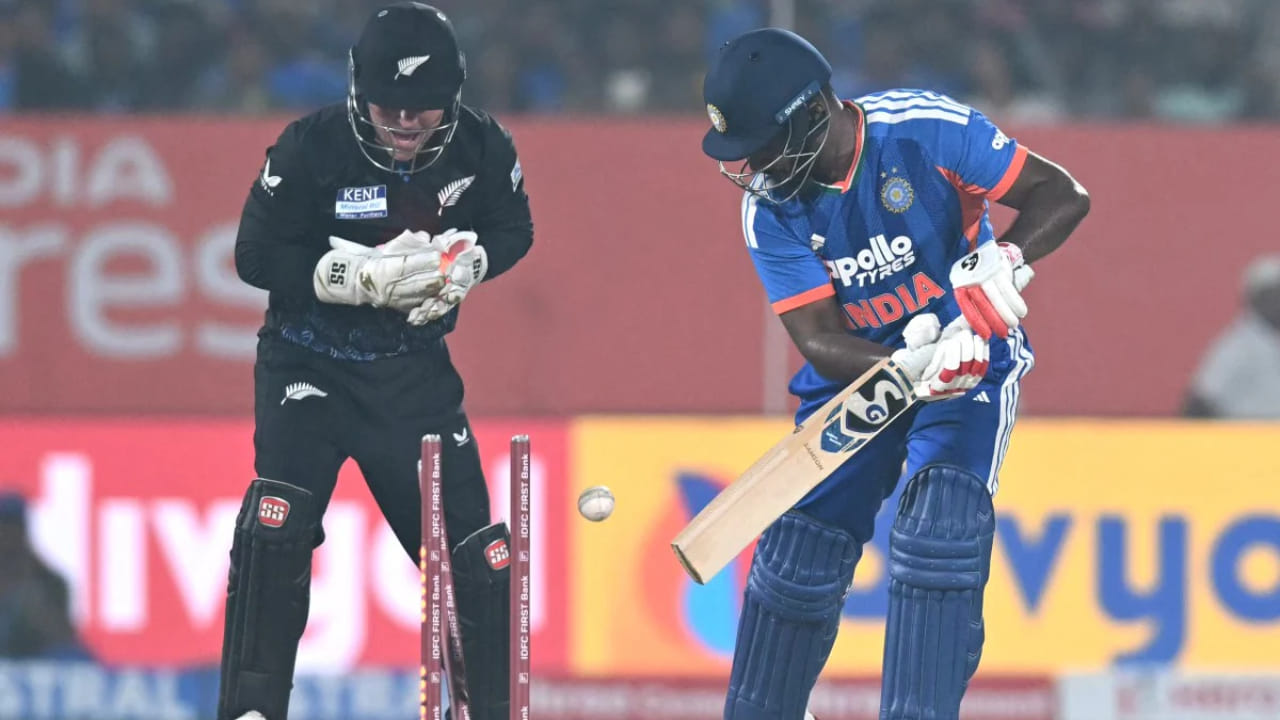 2026 ರ ಟಿ20 ವಿಶ್ವಕಪ್ ಕೆಲವೇ ದಿನಗಳಲ್ಲಿ ಆರಂಭವಾಗಲಿದೆ. ಟೀಂ ಇಂಡಿಯಾ ಕೂಡ ಇದಕ್ಕೆ ತಯಾರಿ ಪೂರ್ಣಗೊಳಿಸಿದೆ. ಆದರೆ ತಂಡದ ಆರಂಭಿಕ ಬ್ಯಾಟ್ಸ್ಮನ್ ಸಂಜು ಸ್ಯಾಮ್ಸನ್ ಅವರ ಕಳಪೆ ಪ್ರದರ್ಶನ ತಂಡಕ್ಕೆ ದೊಡ್ಡ ತಲೆನೋವಾಗಿ ಪರಿಣಮಿಸಿದೆ. ನ್ಯೂಜಿಲೆಂಡ್ ವಿರುದ್ಧದ ಟಿ20 ಸರಣಿಯಲ್ಲಿಯೂ ಅವರ ಪ್ರದರ್ಶನ ಅತ್ಯಂತ ಕಳಪೆಯಾಗಿತ್ತು. ಹೀಗಾಗಿ ಸಂಜು ಎಲ್ಲರ ಟೀಕೆಗೆ ಗುರಿಯಾಗಿದ್ದಾರೆ.