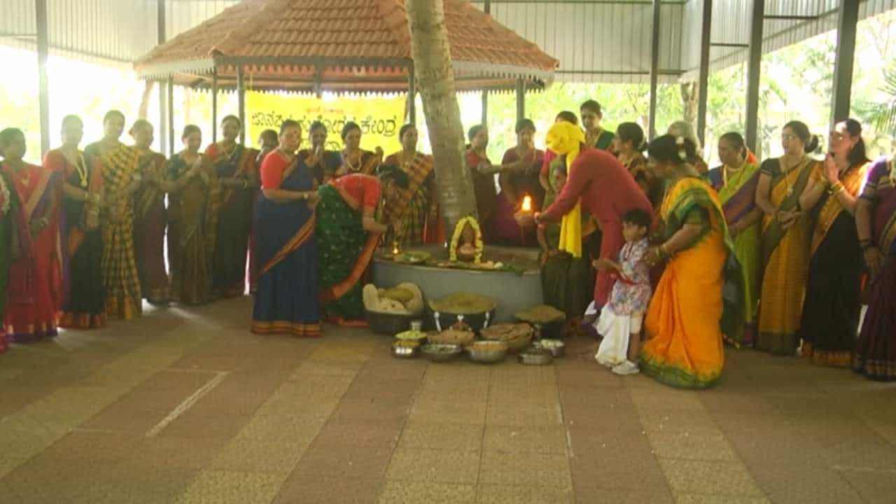 ಸಂಕ್ರಾಂತಿ, ಸೂರ್ಯ ತನ್ನ ಪಥ ಬದಲಾಯಿಸುವ ದಿನ. ಈ ದಿನವನ್ನು ಎಲ್ಲೆಡೆ ಅತೀ ಸಂಭ್ರಮ, ಸಡಗರದಿಂದ ಆಚರಿಸಲಾಗುತ್ತದೆ. ಈ ಹಬ್ಬವನ್ನು ಸುಗ್ಗಿ ಹಬ್ಬವೆಂದು ಕೂಡ ಕರೆಯಲಾಗುತ್ತೆ. ಇಂಥ ದಿನದಂದು ಮಹಿಳೆಯರಿಗಂತೂ ಖುಷಿಯೋ ಖುಷಿ. ಬಗೆ ಬಗೆಯ ಅಡುಗೆ ಮಾಡಿ, ಹೊಸ ಬಟ್ಟೆಗಳನ್ನು ಧರಿಸಿ ಹಬ್ಬವನ್ನು ಆಚರಿಸುತ್ತಾರೆ.