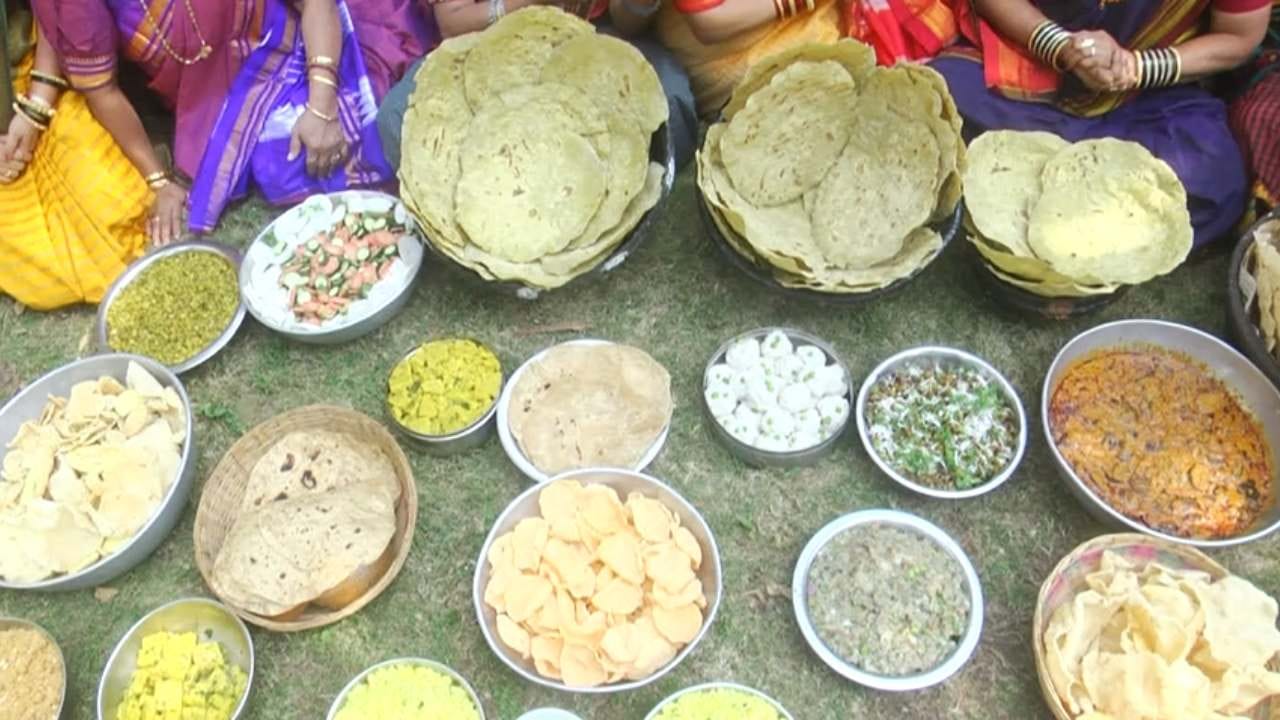 ಸಜ್ಜಿ ರೊಟ್ಟಿ, ರಾಗಿ ರೊಟ್ಟಿ, ಎಳ್ಳು ಹಚ್ಚಿದ ರೊಟ್ಟಿ, ಮಾದಲಿ, ಎಣ್ಣೆಕಾಯಿ ಪಲ್ಲೆ, ಕೆಂಪು ಚಟ್ನಿ, ಶೇಂಗಾ ಹೋಳಿಗೆ, ಮೊಸರನ್ನ, ಪುಳಿಯೊಗರೆ, ಚಿತ್ರಾನ್ನ ಸೇರಿದಂತೆ ವಿವಿಧ ಬಗೆಯ ಭಕ್ಷ್ಯಗಳನ್ನು ತಂದು, ಗಂಗಾ ಮಾತೆಗೆ ನೈವೇದ್ಯ ಮಾಡಿ, ಭಕ್ತಿ ಸಮರ್ಪಿಸಿದರು.
