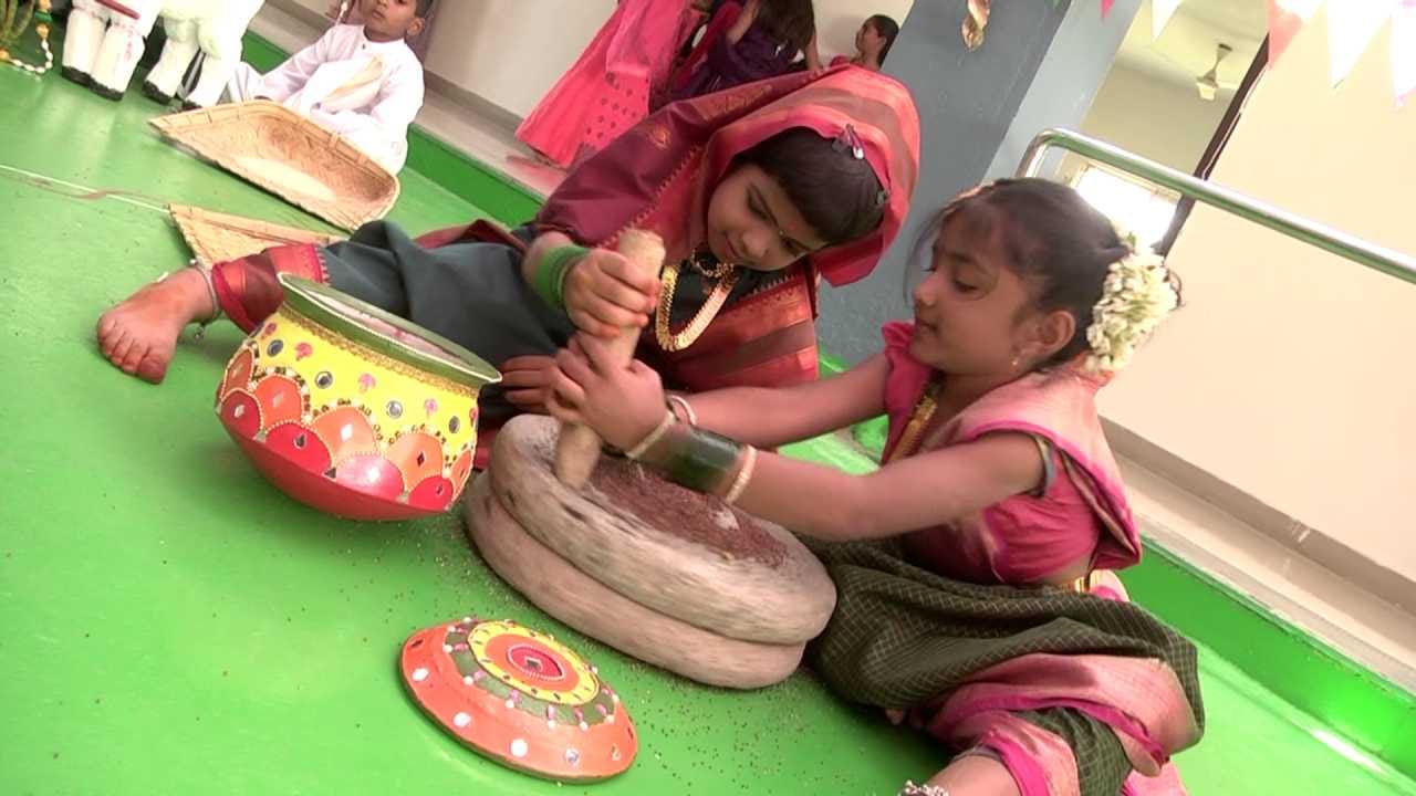 ಬೀಸೋಕಲ್ಲು, ಒನಕೆ ಹಿಡಿದು ದವಸ ಧಾನ್ಯಗಳನ್ನು ಅಸನು ಮಾಡುವಿಕೆ, ಶಾವಿಗೆ ಮಣೆಯಲ್ಲಿ ಶಾವಿಗೆ ಹೊಸೆಯುವುದು, ಬಳೆಗಾರ ಮನೆಗೆ ಬರುವ ದೃಶ್ಯಗಳ ಮೂಲಕ ಮಕ್ಕಳಿಗೆ ಹಳ್ಳಿಯ ದಿನನಿತ್ಯದ ಬದುಕನ್ನು ನೈಜ ಅನುಭವದ ರೂಪದಲ್ಲಿ ಪರಿಚಯಿಸಲಾಯಿತು.
