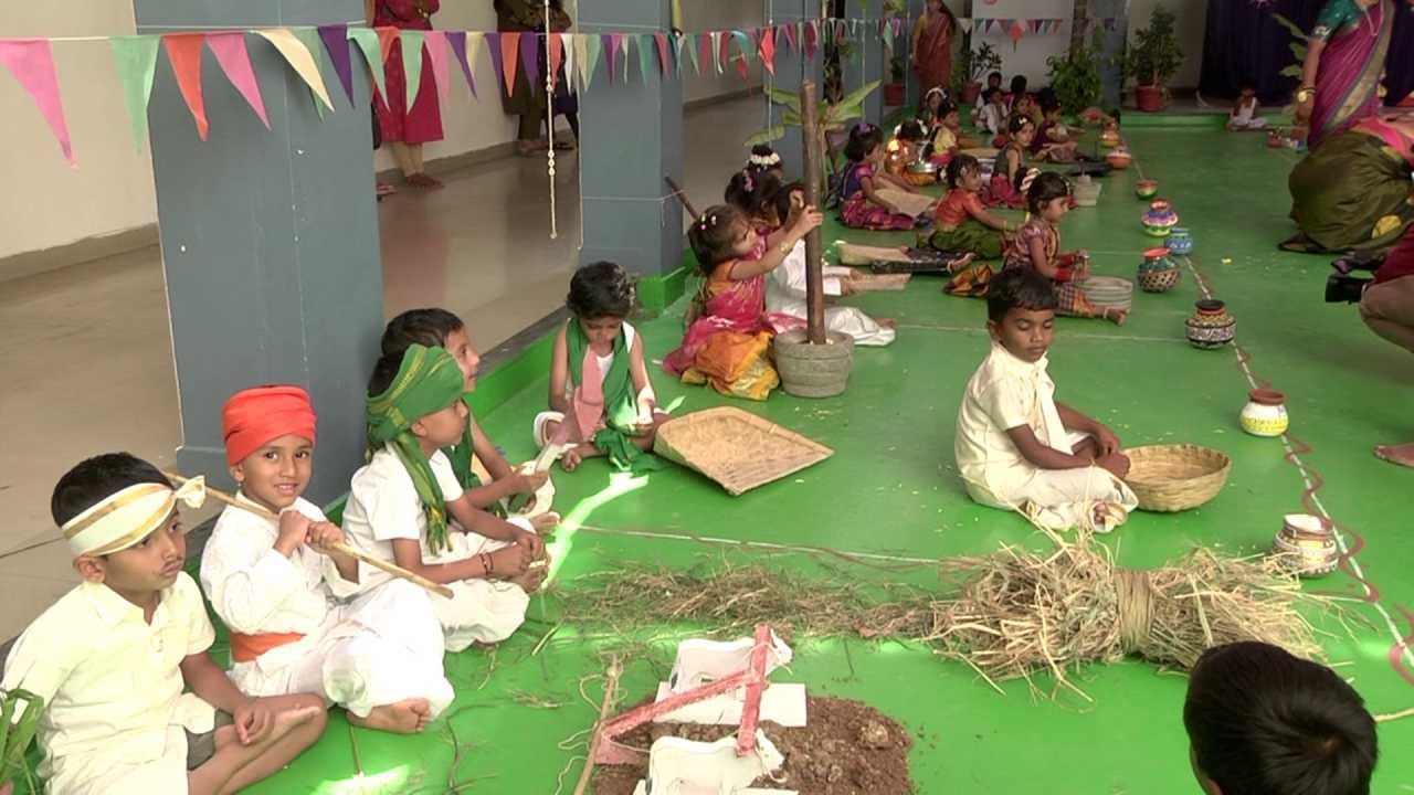 ದಾವಣಗೆರೆಯ ಶಾಮನೂರು ಸಮೀಪ ಇರುವ ಮಯೂರ ಗ್ಲೋಬಲ್ ಸ್ಕೂಲ್‌ನಲ್ಲಿ ಸಂಕ್ರಾಂತಿ ಹಬ್ಬದ ಅಂಗವಾಗಿ ವಿಶೇಷ ಸಂಕ್ರಾಂತಿ ಸಂಭ್ರಮವನ್ನು ಹಮ್ಮಿಕೊಳ್ಳಲಾಗಿತ್ತು. ಶಾಲಾ ಆವರಣವನ್ನೇ ಹಳ್ಳಿಯ ವಾತಾವರಣದಂತೆ ರೂಪಿಸಿ, ಗ್ರಾಮೀಣ ಬದುಕಿನ ಸೊಗಡು ಮತ್ತು ಸಂಸ್ಕೃತಿಯನ್ನು ಮಕ್ಕಳಿಗೆ ಪರಿಚಯಿಸುವ ಪ್ರಯತ್ನ ನಡೆಸಲಾಯಿತು.
