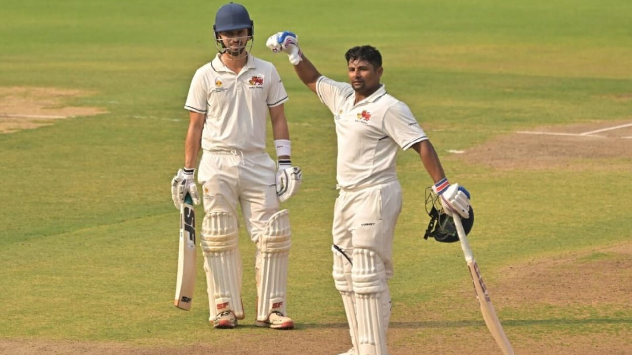 ಹೈದರಾಬಾದ್ನ ರಾಜೀವ್ ಗಾಂಧಿ ಕ್ರೀಡಾಂಗಣದಲ್ಲಿ ಮುಂಬೈ ಮತ್ತು ಆತಿಥೇಯ ಹೈದರಾಬಾದ್ ನಡುವಿನ ಎಲೈಟ್ ಗ್ರೂಪ್ ಡಿ ಪಂದ್ಯದ ಎರಡನೇ ದಿನದಂದು ಸರ್ಫರಾಜ್ ದ್ವಿಶತಕ ಸಿಡಿಸಿ ಮಿಂಚಿದ್ದಾರೆ. ಪಂದ್ಯದ ಮೊದಲ ದಿನದಂದು ಶತಕದ ಜೊತೆಗೆ 142 ರನ್ ಬಾರಿಸಿ ಅಜೇಯರಾಗಿ ಉಳಿದಿದ್ದ ಸರ್ಫರಾಜ್, ತಂಡದ ನಾಯಕ ಸಿದ್ಧೇಶ್ ಲಾಡ್ ಅವರೊಂದಿಗೆ 249 ರನ್ಗಳ ಜೊತೆಯಾಟವನ್ನು ಹಂಚಿಕೊಂಡಿದ್ದರು. ಲಾಡ್ ಕೂಡ 104 ರನ್ಗಳಿಸಿ ಔಟಾದರು.