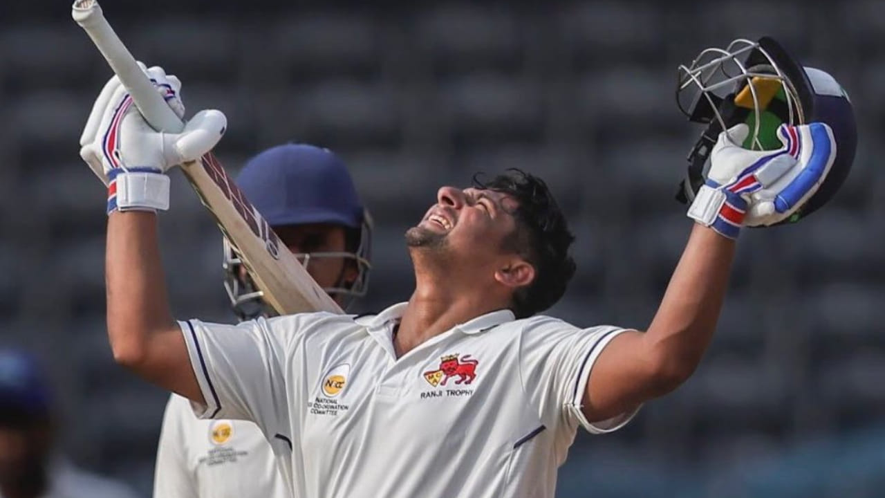 ಆದಾಗ್ಯೂ, ಎರಡನೇ ದಿನವೂ ತಮ್ಮ ಅಬ್ಬರ ಮುಂದುವರೆಸಿದ ಸರ್ಫರಾಜ್ ಬಂದ ತಕ್ಷಣ ಆಕ್ರಮಣಕಾರಿಯಾಗಿ ಬ್ಯಾಟಿಂಗ್ ಮಾಡಲು ಪ್ರಾರಂಭಿಸಿದರು. ಇದರ ಪರಿಣಾಮವಾಗಿ ಸರ್ಫರಾಕ್ ಕೇವಲ 206 ಎಸೆತಗಳಲ್ಲಿ ತಮ್ಮ ದ್ವಿಶತಕದ ಗಡಿ ದಾಟಿದರು. ಇದು ಸರ್ಫರಾಜ್ ಅವರ ಪ್ರಥಮ ದರ್ಜೆ ವೃತ್ತಿಜೀವನದ ಐದನೇ ದ್ವಿಶತಕವಾಗಿದ್ದು, ಇದು ಕೇವಲ 61 ಪಂದ್ಯಗಳಲ್ಲಿ ಮೂಡಿಬಂದಿದೆ.