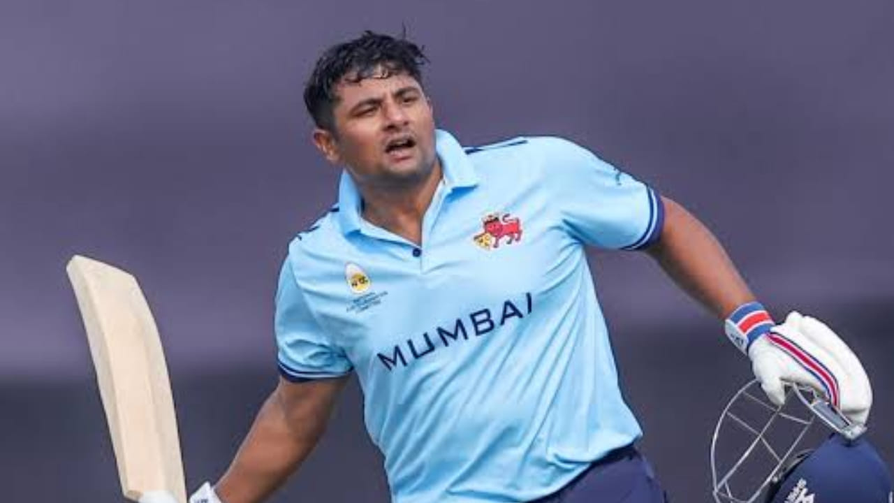 ಅಭಿಷೇಕ್ ಓವರ್‌ನಲ್ಲಿ ಅವರು ಮೂರು ಸಿಕ್ಸರ್‌ಗಳು ಮತ್ತು ಮೂರು ಬೌಂಡರಿಗಳನ್ನು ಬಾರಿಸಿದರು, ಆ ಓವರ್‌ನಲ್ಲಿ ಮೂವತ್ತು ರನ್ ಬಂದವು. ಈ ಮೂಲಕ ಕೇವಲ 15 ಎಸೆತಗಳಲ್ಲಿ ಅರ್ಧಶತಕ ಪೂರೈಸಿದ ಸರ್ಫರಾಜ್, ವಿಜಯ್ ಹಜಾರೆ ಟ್ರೋಫಿ ಇತಿಹಾಸದಲ್ಲಿ ಅತಿ ವೇಗದ ಅರ್ಧಶತಕ ಬಾರಿಸಿದ ದಾಖಲೆ ನಿರ್ಮಿಸಿದರು.
