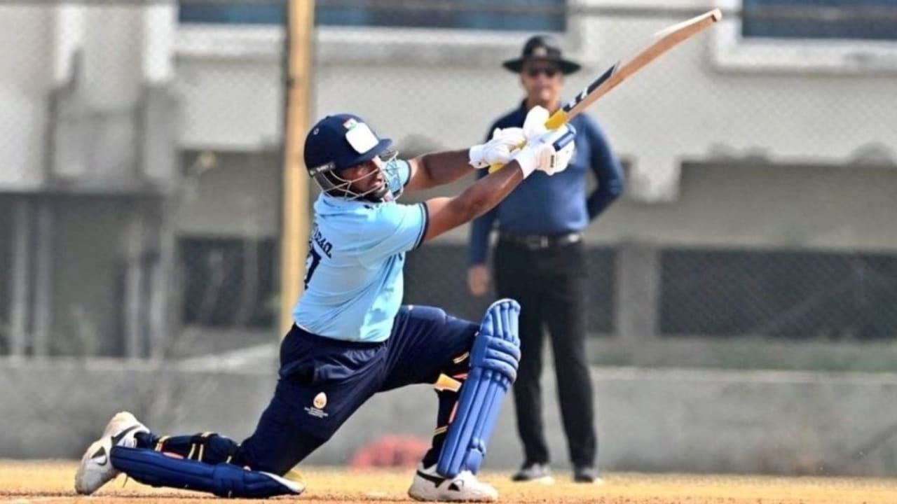 ವಿಜಯ್ ಹಜಾರೆ ಟ್ರೋಫಿಯಲ್ಲಿ ಮುಂಬೈ ತಂಡದ ಪರ ಅತ್ಯುತ್ತಮ ಪ್ರದರ್ಶನ ನೀಡುತ್ತಿರುವ ಸರ್ಫರಾಜ್ ಖಾನ್ ಪಂಜಾಬ್ ವಿರುದ್ಧದ ಪಂದ್ಯದಲ್ಲೂ ಸ್ಫೋಟಕ ಅರ್ಧಶತಕ ಸಿಡಿಸಿದ್ದಾರೆ. ಜೈಪುರದಲ್ಲಿ ನಡೆದ ಈ ಪಂದ್ಯದಲ್ಲಿ ಪಂಜಾಬ್ ನೀಡಿದ 216 ರನ್​ಗಳ ಗುರಿ ಬೆನ್ನಟ್ಟಿದ ಮುಂಬೈ ತಂಡದ ಪರ ಮೂರನೇ ಕ್ರಮಾಂಕದಲ್ಲಿ ಬ್ಯಾಟ್ ಬೀಸಿದ ಸರ್ಫರಾಜ್ ಕೇವಲ 15 ಎಸೆತಗಳಲ್ಲಿ ಅರ್ಧಶತಕ ಪೂರೈಸಿದರು.