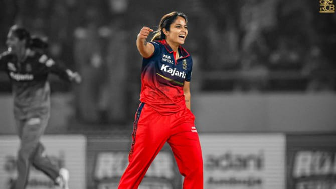 ಒಂದೇ ಓವರ್​​ನಲ್ಲಿ 2 ವಿಕೆಟ್ ಉರುಳಿಸಿದ ಸಯಾಲಿ ಸತ್ಘರೆ