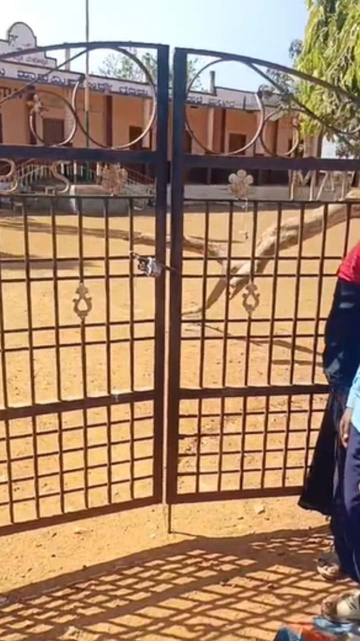 ಸರ್ಕಾರಿ ಶಾಲೆಗೆ ಬೀಗ: ಬಿಸಿಲಲ್ಲೇ ನಿಂತುಕೊಂಡ ಮಕ್ಕಳು