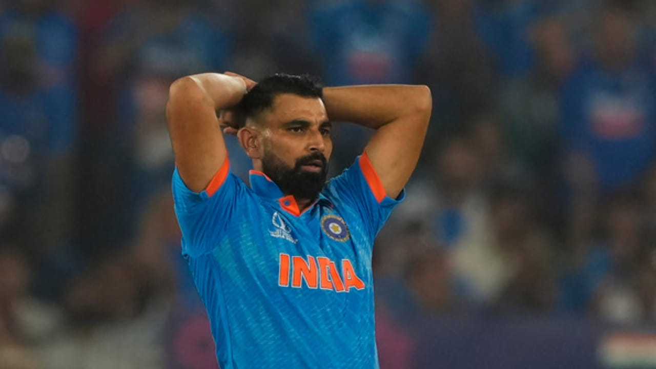 ದೇಶಿ ಟೂರ್ನಿಯಲ್ಲಿ ಅದ್ಭುತ ಪ್ರದರ್ಶನ ನೀಡಿದವರ ಕಡೆಗಣನೆ ಒಂದೆಡೆಯಾದರೆ, ವರ್ಷಗಳಿಂದ ಭಾರತ ತಂಡದಿಂದ ಹೊರಗುಳಿದಿರುವ ಮೊಹಮ್ಮದ್ ಶಮಿ ಅವರನ್ನು ಮತ್ತೆ ನಿರ್ಲಕ್ಷಿಸಲಾಗಿದೆ. ಇದರರ್ಥ ಟೀಂ ಇಂಡಿಯಾದಲ್ಲಿ ಮೊಹಮ್ಮದ್ ಶಮಿ ಅವರದ್ದು ಮುಗಿದ ಅಧ್ಯಾಯ ಎನ್ನಬಹುದು. 