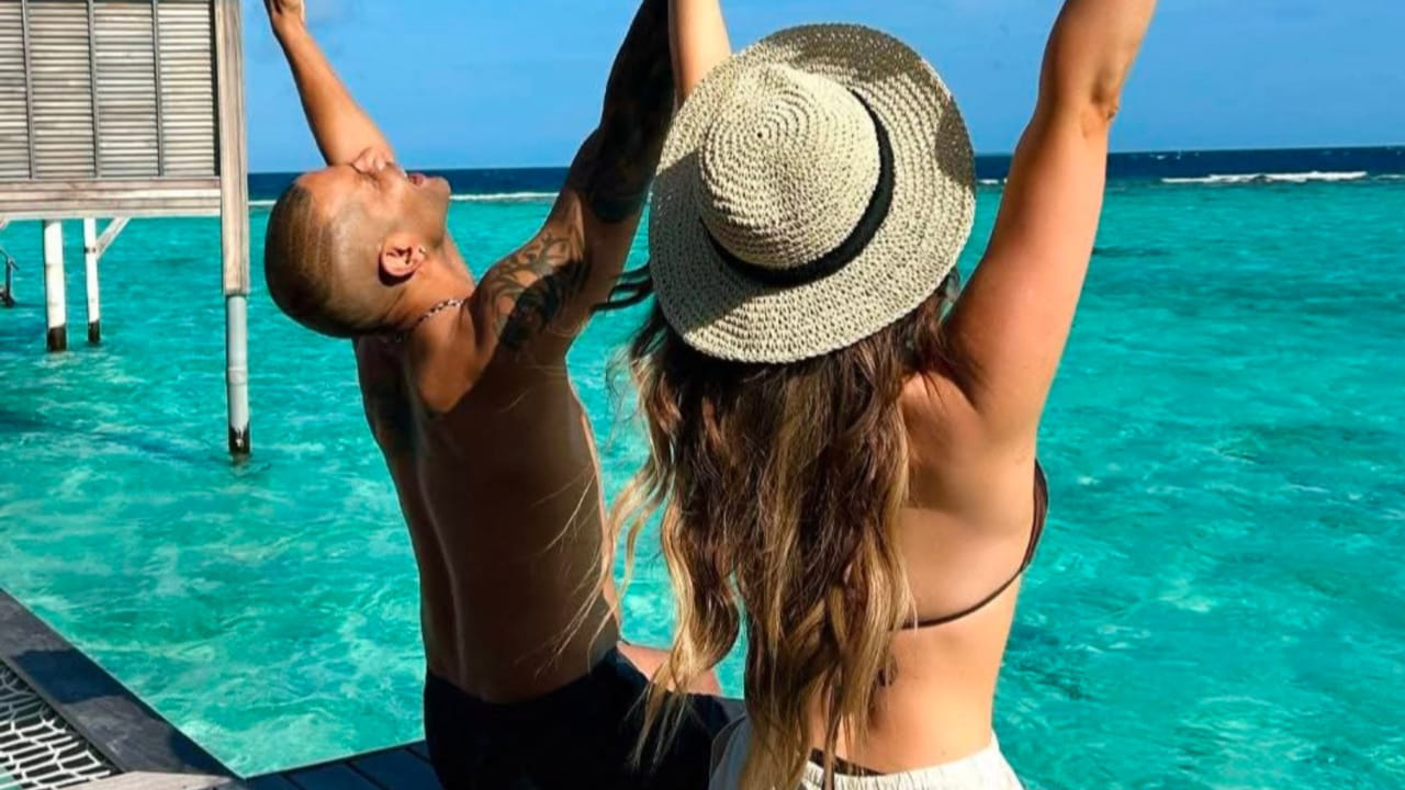 ಇನ್ನು ಧವನ್ ಅವರನ್ನು ವರಿಸುತ್ತಿರುವ ಸೋಫಿ ಶೈನ್ ಐರಿಶ್ ಪ್ರಜೆಯಾಗಿದ್ದು, ಲಿಮೆರಿಕ್ ಇನ್‌ಸ್ಟಿಟ್ಯೂಟ್ ಆಫ್ ಟೆಕ್ನಾಲಜಿಯಿಂದ ಮಾರ್ಕೆಟಿಂಗ್ ಮತ್ತು ಮ್ಯಾನೇಜ್‌ಮೆಂಟ್‌ನಲ್ಲಿ ಪದವಿ ಪಡೆದಿದ್ದಾರೆ. ಸೋಶಿಯಲ್ ಮೀಡಿಯಾದಲ್ಲಿ ಸದಾ ಸಕ್ರಿಯರಾಗಿರುವ ಸೋಫಿ ಇನ್‌ಸ್ಟಾಗ್ರಾಮ್‌ನಲ್ಲಿ 343,000 ಕ್ಕೂ ಹೆಚ್ಚು ಅನುಯಾಯಿಗಳನ್ನು ಹೊಂದಿದ್ದಾರೆ. ಕಳೆದ ಕೆಲವು ತಿಂಗಳುಗಳಿಂದ, ಅವರು ಶಿಖರ್ ಅವರೊಂದಿಗಿನ ಫೋಟೋಗಳನ್ನು ಸಾಮಾಜಿಕ ಜಾಲತಾಣಗಳಲ್ಲಿ ಆಗಾಗ್ಗೆ ಹಂಚಿಕೊಳ್ಳುತ್ತಿದ್ದಾರೆ.
