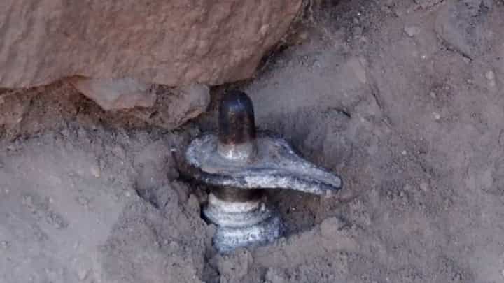 Gadag: ಉತ್ಖನನದ ವೇಳೆ ಲಕ್ಕುಂಡಿಯಲ್ಲಿ ಪತ್ತೆಯಾಯ್ತು ಪುರಾತನ ಶಿವಲಿಂಗ! Gadag: ಉತ್ಖನನದ ವೇಳೆ ಲಕ್ಕುಂಡಿಯಲ್ಲಿ ಪತ್ತೆಯಾಯ್ತು ಪುರಾತನ ಶಿವಲಿಂಗ!