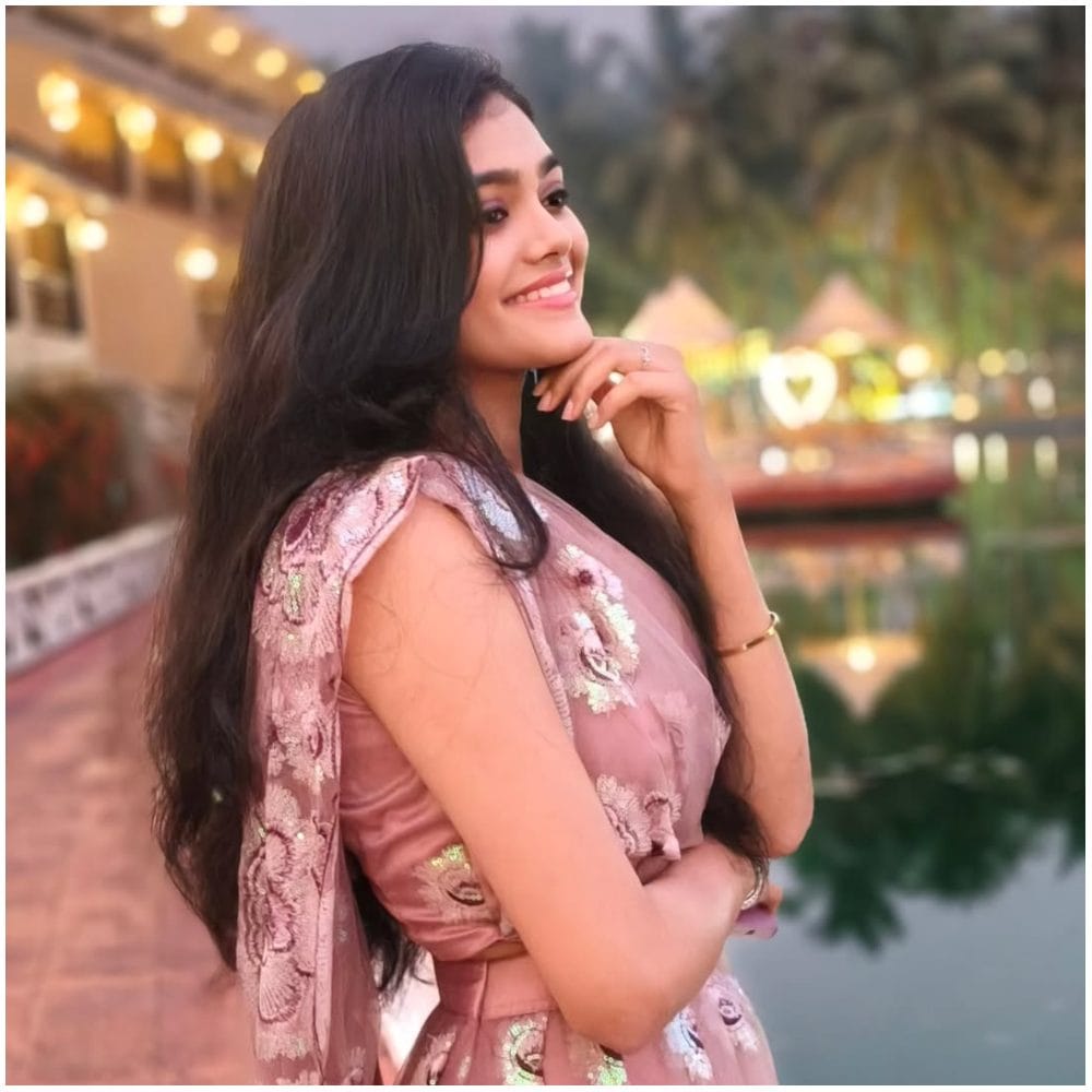 ತಮಿಳಿನ ಸರಿಗಮಪ ಸೀನಿಯರ್ಸ್ ಸೀಸನ್ 5’ರಲ್ಲಿ ಶಿವಾನಿ ಫಿನಾಲೆ ತಲುಪಿದ್ದರು. ಆದರೆ, ಗೆಲುವು ಸಿಕ್ಕಿಲ್ಲ ತಮ್ಮ ಗಾಯನದ ಮೂಲಕ ಕನ್ನಡ ಹಾಗೂ ತಮಿಳು ವೀಕ್ಷಕರ ಮನಗೆದ್ದಿದ್ದಾರೆ. ಅವರ ಅಭಿಮಾನಿ ಬಳಗ ಈಗ ಹಿರಿದಾಗಿದೆ.