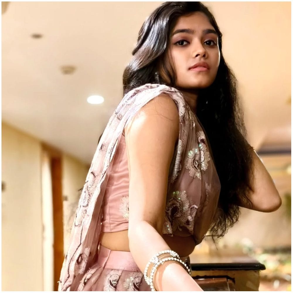 ಶಿವಾನಿ ನವೀನ್ ಮೂಲತಃ ಚಿಕ್ಕಮಗಳೂರಿನವರು. ಅವರಿಗೆ ರಾಜ್ಯಾದ್ಯಂತ ಅಭಿಮಾನಿಗಳಿದ್ದಾರೆ. ಅವರು ವಿವಿಧ ಆಲ್ಬಂಗಳಲ್ಲಿ ಹಾಡಿ ಎಲ್ಲರ ಮೆಚ್ಚುಗೆ ಪಡೆದಿದ್ದಾರೆ. ಅವರ ಖ್ಯಾತಿ ಮತ್ತಷ್ಟು ಹೆಚ್ಚಲಿ ಎಂಬುದು ಅಭಿಮಾನಿಗಳ ಕೋರಿಕೆ,