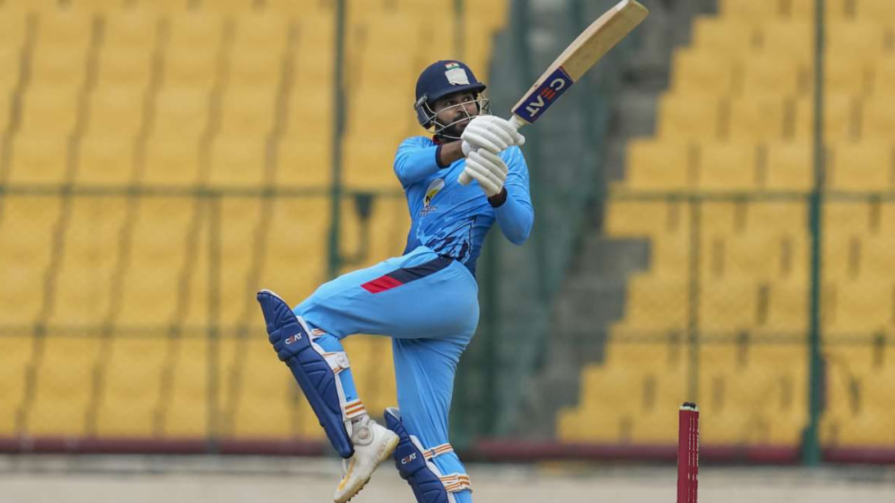 ಪ್ರಸ್ತುತ ನಡೆಯುತ್ತಿರುವ ವಿಜಯ್ ಹಜಾರೆ ಟ್ರೋಫಿಯ ಆರನೇ ಸುತ್ತಿನ ಪಂದ್ಯದಲ್ಲಿ ಮುಂಬೈ ತಂಡದ ಪರ ಕಣಕ್ಕಿಳಿದಿರುವ ಶ್ರೇಯಸ್ ಅಯ್ಯರ್ ಹಿಮಾಚಲ ಪ್ರದೇಶ ವಿರುದ್ಧದ ಪಂದ್ಯದಲ್ಲಿ 82 ರನ್ಗಳ ಇನ್ನಿಂಗ್ಸ್ ಆಡಿದ್ದಾರೆ. ಗಾಯಗೊಂಡ ನಂತರ ಮೊದಲ ಬಾರಿಗೆ ವೃತ್ತಿಪರ ಕ್ರಿಕೆಟ್ ಆಡುತ್ತಿರುವ ಅಯ್ಯರ್ ತಮ್ಮ ಇನ್ನಿಂಗ್ಸ್ನಲ್ಲಿ 10 ಬೌಂಡರಿ ಮತ್ತು ಮೂರು ಸಿಕ್ಸರ್ಗಳನ್ನು ಬಾರಿಸಿದರು.