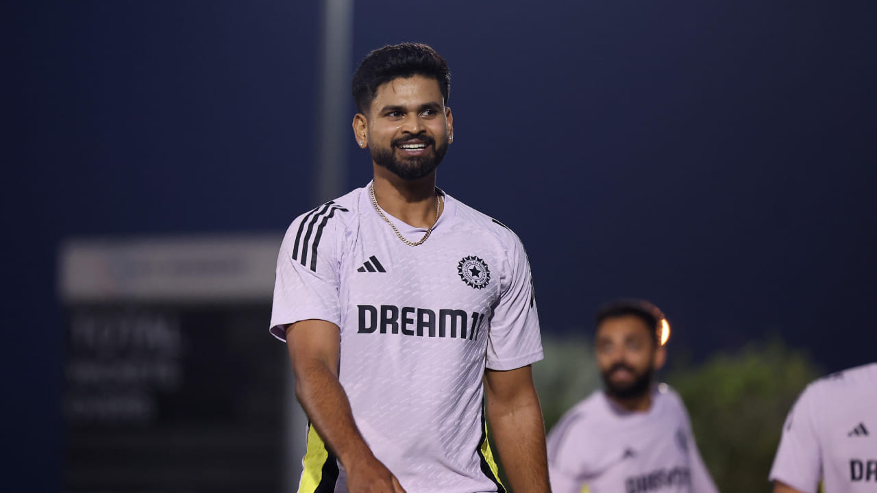 ಆದಾಗ್ಯೂ ಶ್ರೇಯಸ್ ಅಯ್ಯರ್ ಸಂಪೂರ್ಣವಾಗಿ ಫಿಟ್ ಆಗಿಲ್ಲ. ಹೀಗಾಗಿ ತಂಡವನ್ನು ಪ್ರಕಟಿಸುವಾಗಲೇ ಈ ಬಗ್ಗೆ ಸ್ಪಷ್ಟನೆ ನೀಡಿದ್ದ ಬಿಸಿಸಿಐ, ಶ್ರೇಯಸ್ ಅಯ್ಯರ್ ತಮ್ಮ ಫಿಟ್ನೆಸ್ ಸಾಭೀತುಪಡಿಸಬೇಕಾಗಿದೆ ಎಂದಿದೆ. ಹೀಗಾಗಿ ಅಯ್ಯರ್ ಜನವರಿ 6 ರಂದು ನಡೆಯಲಿರುವ ವಿಜಯ್ ಹಜಾರೆ ಟ್ರೋಫಿಯಲ್ಲಿ ಮುಂಬೈ ಪರ ಆಡಲಿದ್ದು, ಅಲ್ಲಿ ತಮ್ಮ ಫಿಟ್ನೆಸ್ ಸಾಭೀತುಪಡಿಸಲಿದ್ದಾರೆ. 