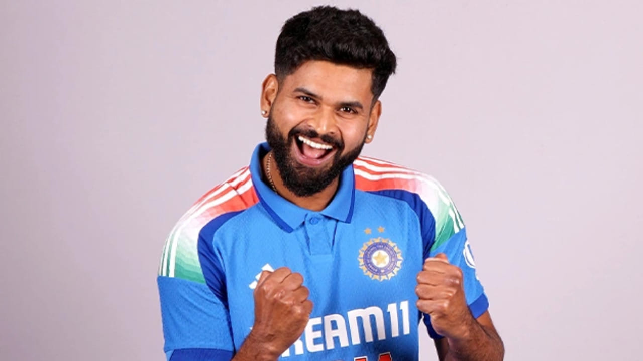 ಅದರಂತೆ ಇಂಜುರಿಯಿಂದ ಚೇತರಿಸಿಕೊಂಡು ದೇಶಿ ಟೂರ್ನಿ ವಿಜಯ್ ಹಜಾರೆ ಟ್ರೋಫಿಯಲ್ಲಿ ಮುಂಬೈ ಪರ ಕಣಕ್ಕಿಳಿದಿದ್ದ ಶ್ರೇಯಸ್ ಅಯ್ಯರ್ ತಮ್ಮ ಫಿಟ್ನೆಸ್ ಸಾಭೀತುಪಡಿಸಿದಲ್ಲದೆ, ಅರ್ಧಶತಕ ಬಾರಿಸುವುದರೊಂದಿಗೆ ತಮ್ಮ ಫಾರ್ಮ್​ ಕೂಡ ಖಚಿತಪಡಿಸಿದ್ದರು. ಇದೀಗ ಅಯ್ಯರ್ ಸಂಪೂರ್ಣ ಫಿಟ್ ಆಗಿದ್ದಾರೆ ಎಂದು ಬಿಸಿಸಿಐನ ಸೆಂಟರ್ ಆಫ್ ಎಕ್ಸಲೆನ್ಸ್ ವರದಿ ನೀಡಿದೆ. ಇದರಿಂದಾಗಿ ಅವರು ಸರಣಿಯಲ್ಲಿ ಆಡಲು ಸಂಪೂರ್ಣವಾಗಿ ಸಿದ್ಧರಾಗಿದ್ದಾರೆ.