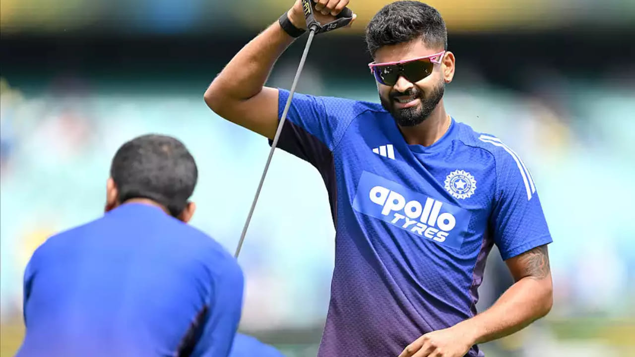 ಜನವರಿ 11 ರಿಂದ ಆರಂಭವಾಗಲಿರುವ ನ್ಯೂಜಿಲೆಂಡ್ ವಿರುದ್ಧದ ಮೂರು ಪಂದ್ಯಗಳ ಏಕದಿನ ಸರಣಿಗೆ ಟೀಂ ಇಂಡಿಯಾವನ್ನು ಪ್ರಕಟಿಸಲಾಗಿದೆ. ಶುಭ್​ಮನ್ ಗಿಲ್ ನಾಯಕತ್ವವಹಿಸಿಕೊಂಡಿದ್ದರೆ, ಶ್ರೇಯಸ್ ಅಯ್ಯರ್ ಉಪನಾಯಕನಾಗಿ ತಂಡಕ್ಕೆ ಮರಳಿದ್ದಾರೆ. ಇಂಜುರಿಯಿಂದಾಗಿ ಬಹಳ ದಿನಗಳವರೆಗೆ ಟೀಂ ಇಂಡಿಯಾದಿಂದ ದೂರ ಉಳಿದಿದ್ದ ಅಯ್ಯರ್, ಇದೀಗ ತಂಡದ ಪರ ಕಣಕ್ಕಿಳಿಯುತ್ತಿದ್ದಾರೆ. 