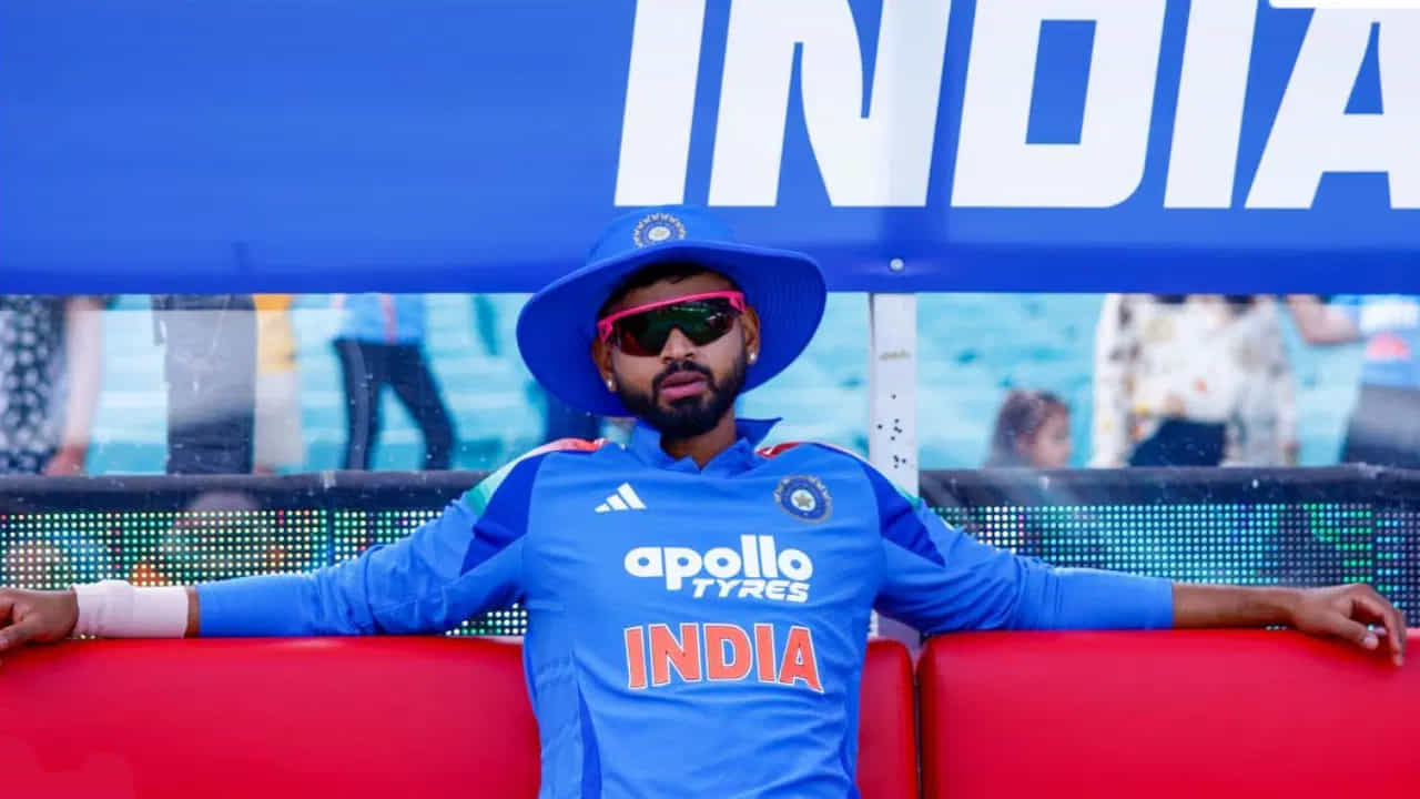 ಆಸ್ಟ್ರೇಲಿಯಾ ವಿರುದ್ಧದ ಏಕದಿನ ಸರಣಿ ವೇಳೆ ಗಂಭೀರವಾಗಿ ಗಾಯಗೊಂಡಿದ್ದ ಶ್ರೇಯಸ್ ಅಯ್ಯರ್ (Shreyas Iyer) ಇದೀಗ ಮತ್ತೆ ಮೈದಾನಕ್ಕಿಳಿಯಲು ಸಜ್ಜಾಗಿದ್ದಾರೆ. ಅದು ಸಹ ವಿಜಯ ಹಝಾರೆ ಟೂರ್ನಿಯ ಮೂಲಕ ಎಂಬುದು ವಿಶೇಷ. ಅಂದರೆ ಪ್ರಸ್ತುತ ನಡೆಯುತ್ತಿರುವ ವಿಜಯ ಹಝಾರೆ ಟೂರ್ನಿಯ ಪಂದ್ಯದಲ್ಲಿ ಅಯ್ಯರ್ ನಾಯಕನಾಗಿ ಕಣಕ್ಕಿಳಿಯಲಿದ್ದಾರೆ.