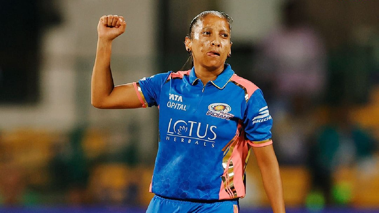 ಹೌದು, ವುಮೆನ್ಸ್ ಪ್ರೀಮಿಯರ್ ಲೀಗ್ ಇತಿಹಾಸದಲ್ಲಿ 4 ಓವರ್ಗಳನ್ನು ಎಸೆದು ಅತ್ಯಧಿಕ ಡಾಟ್ ಬಾಲ್ ಮಾಡಿದ ಭರ್ಜರಿ ದಾಖಲೆ ಮುಂಬೈ ಇಂಡಿಯನ್ಸ್ ತಂಡದ ವೇಗಿ ಶಬ್ನಿನ್ ಇಸ್ಮಾಯಿಲ್ ಹೆಸರಿನಲ್ಲಿದೆ. 2025 ರಲ್ಲಿ ಗುಜರಾತ್ ಜೈಂಟ್ಸ್ ವಿರುದ್ಧದ ಪಂದ್ಯದಲ್ಲಿ ಶಬ್ನಿಮ್ 4 ಓವರ್ಗಳಲ್ಲಿ 20 ಡಾಟ್ ಬಾಲ್ ಎಸೆದಿದ್ದರು.