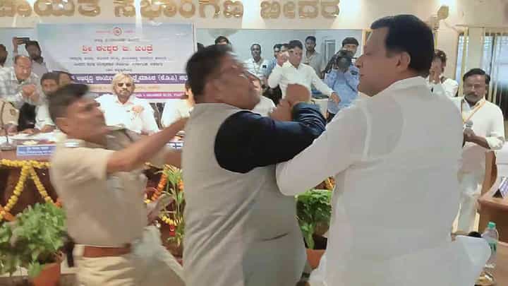 ಚಿಕ್ಕ ಮಕ್ಕಳಂತೆ ಕೈ ಕೈ ಮಿಲಾಯಿಸಿದ ಶಾಸಕ, ಎಂಎಲ್ಸಿ: ಹುಮ್ನಾಬಾದ್ನಲ್ಲಿ ನಿಷೇಧಾಜ್ಞೆ ಜಾರಿ ಚಿಕ್ಕ ಮಕ್ಕಳಂತೆ ಕೈ ಕೈ ಮಿಲಾಯಿಸಿದ ಶಾಸಕ, ಎಂಎಲ್ಸಿ: ಹುಮ್ನಾಬಾದ್ನಲ್ಲಿ ನಿಷೇಧಾಜ್ಞೆ ಜಾರಿ