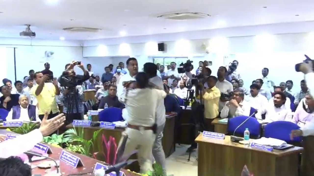 ಬೀದರ್ ಕೆಡಿಪಿ ಸಭೆಯಲ್ಲಿ ಕೈ ಕೈ ಮಿಲಾಯಿಸಿದ ಶಾಸಕ, ಎಂಎಲ್ಸಿ!