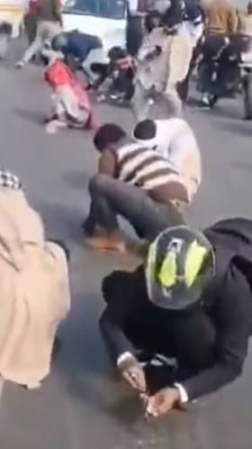 ಟ್ರಕ್​ನಿಂದ ಬಿದ್ದ ಬೆಳ್ಳಿಯ ಮಣಿಗಳು, ಆರಿಸಿಕೊಳ್ಳಲು ಮುಗಿಬಿದ್ದ ಜನ