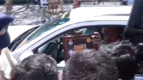 ಅಭಿಮಾನಿ ಕೊಟ್ಟ ರಾಯರ ಫೋಟೊ ತಿರಸ್ಕರಿಸಿದ ಸಿಎಂ ಸಿದ್ದರಾಮಯ್ಯ!