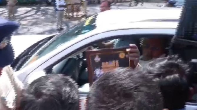 ಅಭಿಮಾನಿ ಕೊಟ್ಟ ರಾಯರ ಫೋಟೊ ತಿರಸ್ಕರಿಸಿದ ಸಿಎಂ ಸಿದ್ದರಾಮಯ್ಯ!