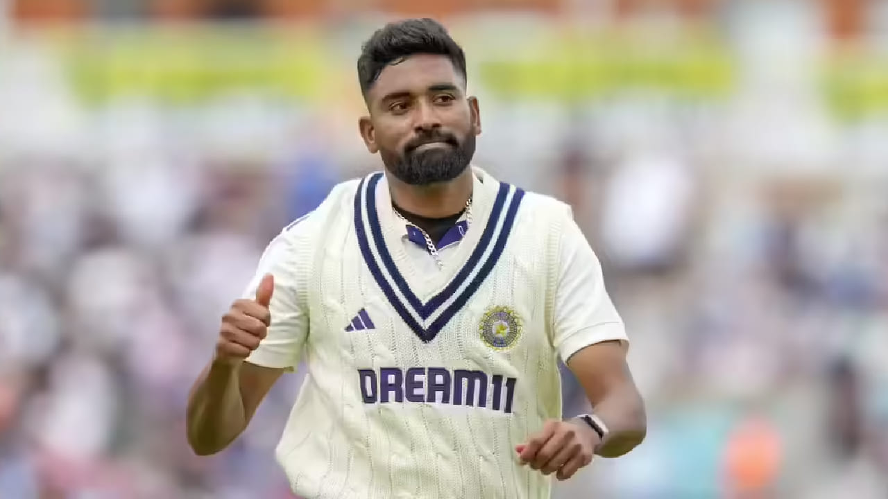 ರಣಜಿ ಟೂರ್ನಿಯ ದ್ವಿತೀಯ ಸುತ್ತಿನ ಪಂದ್ಯಗಳು ಜನವರಿ 22 ರಿಂದ ಶುರುವಾಗಲಿದೆ. ಈ ಪಂದ್ಯಗಳಿಗಾಗಿ ಹೈದರಾಬಾದ್ ತಂಡವನ್ನು ಘೋಷಿಸಲಾಗಿದ್ದು, 15 ಸದಸ್ಯರುಗಳ ಈ ತಂಡದ ನಾಯಕನಾಗಿ ಮೊಹಮ್ಮದ್ ಸಿರಾಜ್ ಆಯ್ಕೆಯಾಗಿದ್ದಾರೆ. ಈ ಮೂಲಕ ಇದೇ ಮೊದಲ ಬಾರಿ ಕ್ಯಾಪ್ಟನ್ ಆಗಿ ಕಣಕ್ಕಿಳಿಯಲು ಸಿರಾಜ್ ಸಜ್ಜಾಗಿದ್ದಾರೆ.