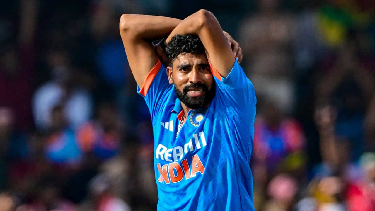 ನ್ಯೂಝಿಲೆಂಡ್ ವಿರುದ್ಧದ ಏಕದಿನ ಸರಣಿಯಲ್ಲಿ ಕಣಕ್ಕಿಳಿಯುತ್ತಿರುವ ಟೀಮ್ ಇಂಡಿಯಾ ವೇಗಿ ಮೊಹಮ್ಮದ್ ಸಿರಾಜ್ಗೆ ನಾಯಕತ್ವ ಒಲಿದಿದೆ. ಅದು ಕೂಡ ದೇಶೀಯ ಟೂರ್ನಿಯಲ್ಲಿ. ಅಂದರೆ ಮುಂಬರುವ ರಣಜಿ ಟೂರ್ನಿಯ ಪಂದ್ಯಗಳಲ್ಲಿ ಸಿರಾಜ್ ಕ್ಯಾಪ್ಟನ್ ಆಗಿ ಕಣಕ್ಕಿಳಿಯಲಿದ್ದಾರೆ.