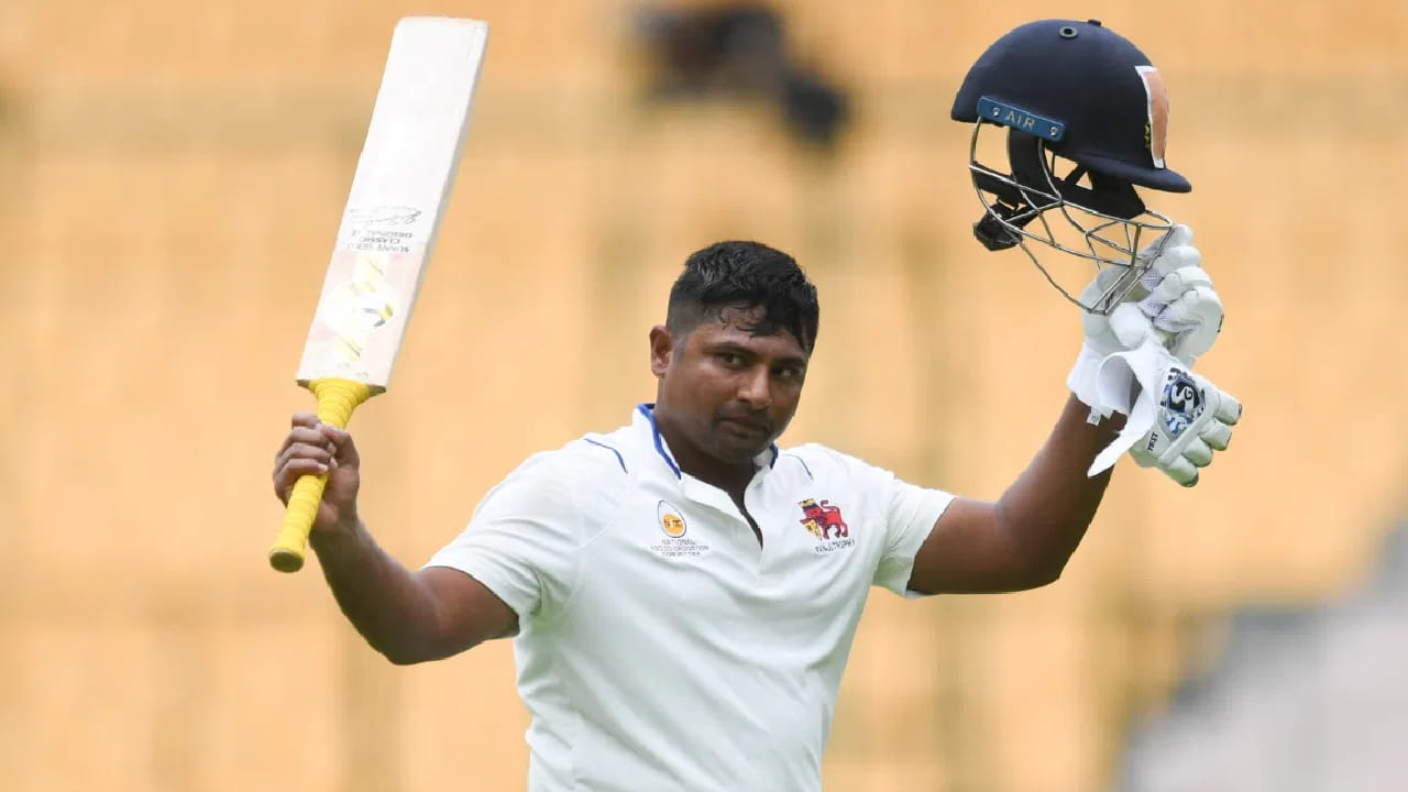 ಇದೀಗ ಸರ್ಫರಾಝ್ ಖಾನ್ 2025-26 ರ ದೇಶೀಯ ಸೀಸನ್​ ಮೂಲಕ ಪ್ರಥಮ ದರ್ಜೆ ಕ್ರಿಕೆಟ್​ನಲ್ಲಿ 200+, ಏಕದಿನ ಕ್ರಿಕೆಟ್​ನಲ್ಲಿ 150+ ರನ್, ಟಿ20 ಕ್ರಿಕೆಟ್​ನಲ್ಲಿ 100+ ರನ್​ಗಳಿಸಿ ವಿಶ್ವ ದಾಖಲೆ ನಿರ್ಮಿಸಿದ್ದಾರೆ. ಈ ವಿಶೇಷ ವಿಶ್ವ ದಾಖಲೆ ಬರೆದ ಮೊದಲ ಭಾರತೀಯ ಬ್ಯಾಟರ್ ಎಂಬ ಹೆಗ್ಗಳಿಕೆಯನ್ನು ಕೂಡ ತಮ್ಮದಾಗಿಸಿಕೊಂಡಿದ್ದಾರೆ.