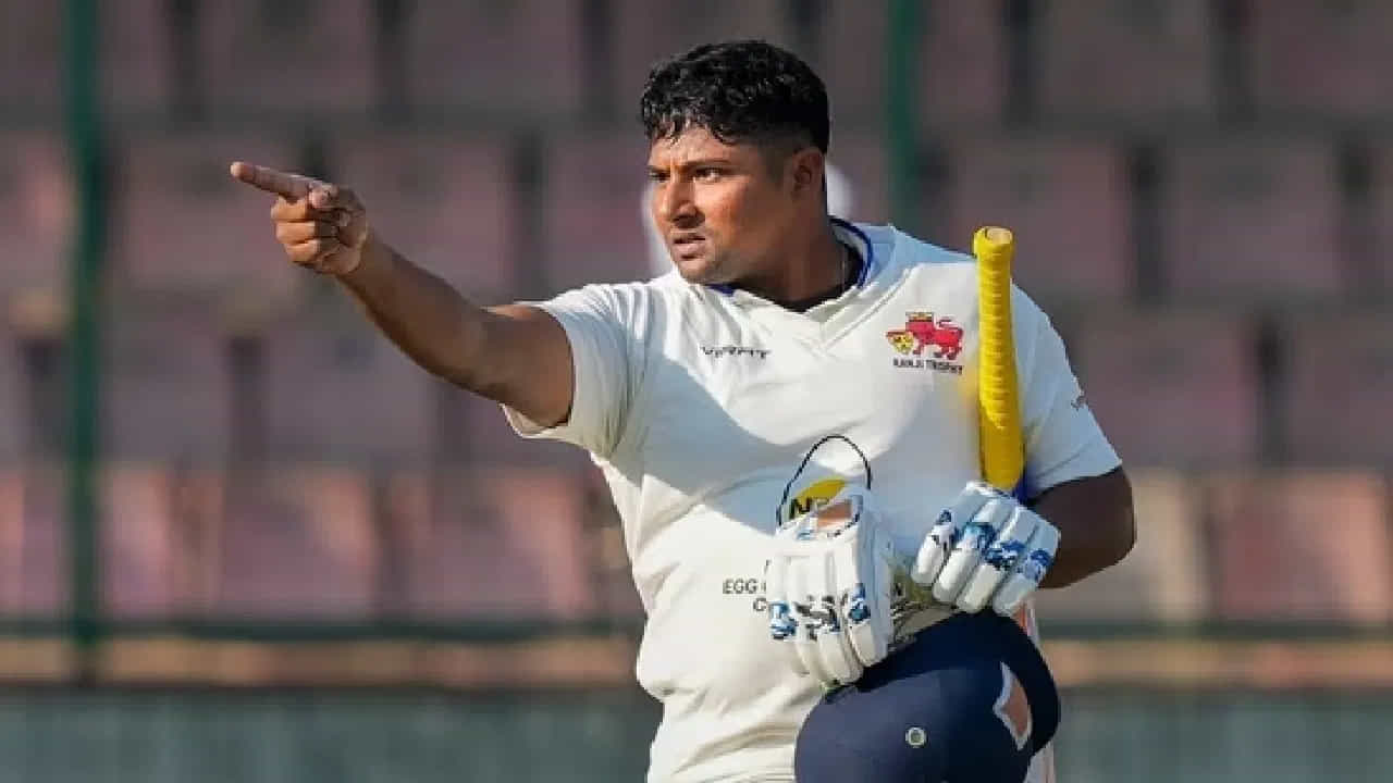 ಸರ್ಫರಾಝ್ ಖಾನ್ (Sarfaraz Khan) ಹೊಸ ವಿಶ್ವ ದಾಖಲೆ ನಿರ್ಮಿಸಿದ್ದಾರೆ. ಅದು ಕೂಡ ದೇಶೀಯ ಅಂಗಳದಲ್ಲಿ ಒಂದೇ ಸೀಸನ್ನಲ್ಲಿ ಮೂರು ಸೆಂಚುರಿ ಸಿಡಿಸುವ ಮೂಲಕ. ಈ ಸೆಂಚುರಿಗಳೊಂದಿಗೆ ವಿಶೇಷ ಸಾಧನೆಗೈದ ಮೊದಲ ಭಾರತೀಯ ಬ್ಯಾಟರ್ ಎಂಬ ದಾಖಲೆಯನ್ನು ಸರ್ಫರಾಝ್ ಖಾನ್ ತಮ್ಮದಾಗಿಸಿಕೊಂಡಿದ್ದಾರೆ.