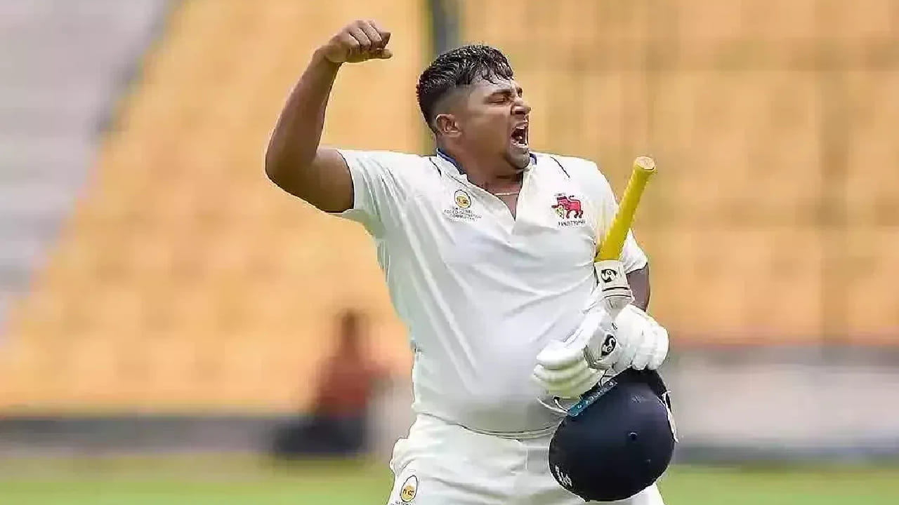 ಪ್ರಸ್ತುತ ನಡೆಯುತ್ತಿರುವ ಹೈದರಾಬಾದ್ ವಿರುದ್ಧದ ರಣಜಿ ಪಂದ್ಯದಲ್ಲಿ ಮುಂಬೈ ಪರ 5ನೇ ಕ್ರಮಾಂಕದಲ್ಲಿ ಕಣಕ್ಕಿಳಿದ ಸರ್ಫರಾಝ್ ಖಾನ್ 219 ಎಸೆತಗಳಲ್ಲಿ 9 ಭರ್ಜರಿ ಸಿಕ್ಸ್ ಹಾಗೂ 19 ಫೋರ್​ಗಳೊಂದಿಗೆ 227 ರನ್​ ಬಾರಿಸಿ ಅಬ್ಬರಿಸಿದ್ದಾರೆ.