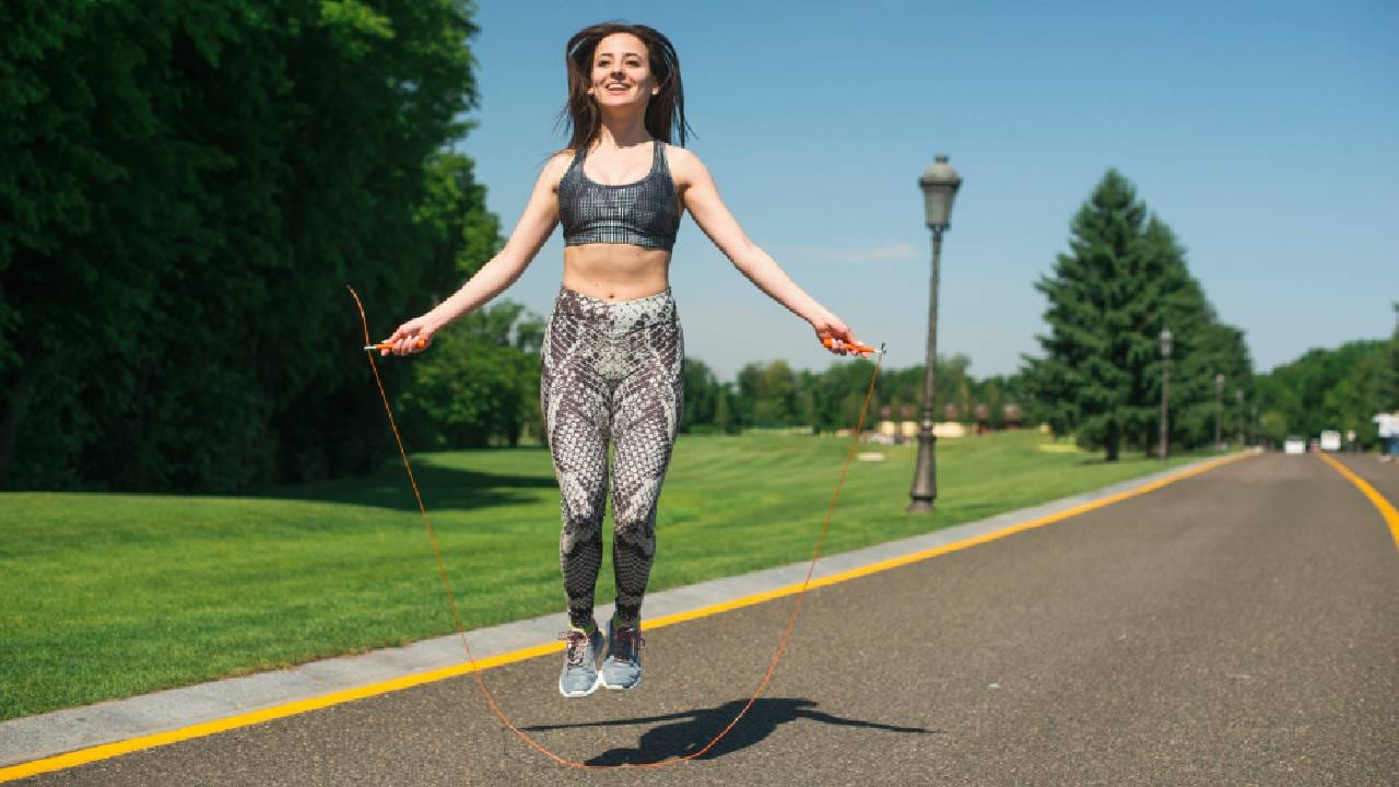ದಿನಕ್ಕೆ 15 ನಿಮಿಷಗಳ ಕಾಲ ಸ್ಕಿಪ್ಪಿಂಗ್ ಮಾಡಿದ್ರೆ ದೇಹದಲ್ಲಿ ಏನೆಲ್ಲಾ ಬದಲಾವಣೆಗಳು ಆಗುತ್ತವೆ ಗೊತ್ತಾ? ದಿನಕ್ಕೆ 15 ನಿಮಿಷಗಳ ಕಾಲ ಸ್ಕಿಪ್ಪಿಂಗ್ ಮಾಡಿದ್ರೆ ದೇಹದಲ್ಲಿ ಏನೆಲ್ಲಾ ಬದಲಾವಣೆಗಳು ಆಗುತ್ತವೆ ಗೊತ್ತಾ?