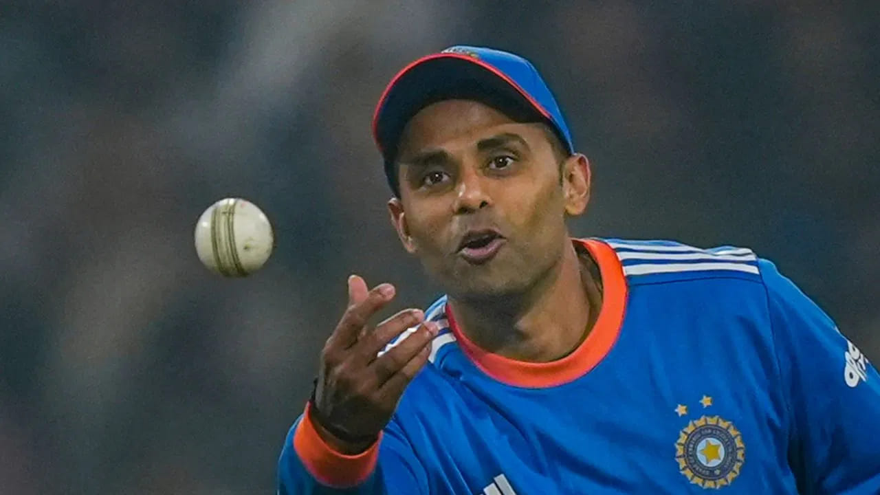 ಟಿ20 ಕ್ರಿಕೆಟ್​ನಲ್ಲಿ ಟೀಮ್ ಇಂಡಿಯಾದ ಗೆಲುವಿನ ನಾಗಾಲೋಟ ಮುಂದುವರೆದಿದೆ. ನ್ಯೂಝಿಲೆಂಡ್ ವಿರುದ್ಧದ ಐದು ಪಂದ್ಯಗಳ ಟಿ20 ಸರಣಿಯ ಮೊದಲ ಮೂರು ಪಂದ್ಯಗಳಲ್ಲೂ ಟೀಮ್ ಇಂಡಿಯಾ ಗೆಲುವು ದಾಖಲಿಸಿದೆ. ಈ ಗೆಲುವುಗಳೊಂದಿಗೆ ಭಾರತ ತಂಡದ ನಾಯಕ ಸೂರ್ಯಕುಮಾರ್ ಯಾದವ್ ವಿಶೇಷ ದಾಖಲೆ ಬರೆದಿದ್ದಾರೆ.