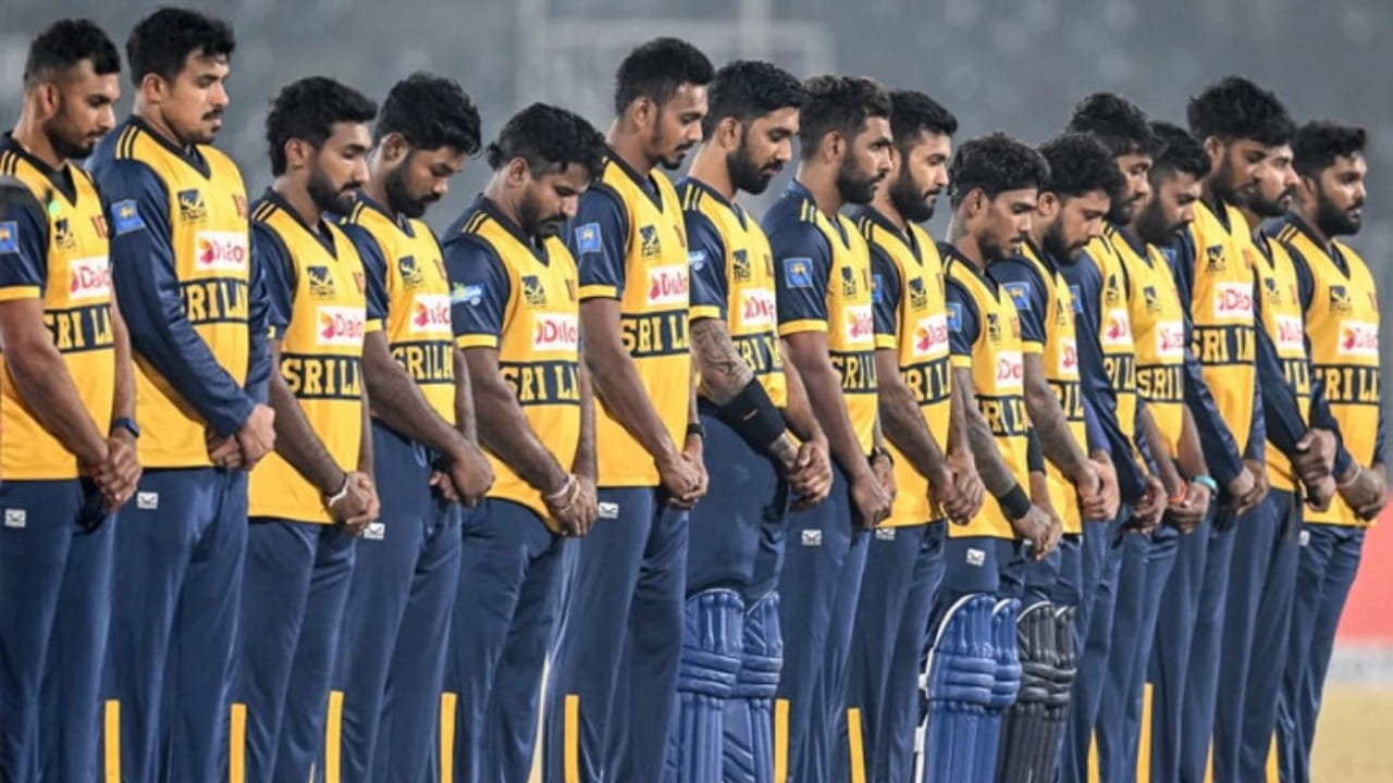 ಶ್ರೀಲಂಕಾ ತಾತ್ಕಾಲಿಕ ತಂಡ: ದಸುನ್ ಶನಕ (ನಾಯಕ), ಪಾತುಮ್ ನಿಸ್ಸಾಂಕ, ಕುಸಲ್ ಮೆಂಡಿಸ್, ಕಮಿಲ್ ಮಿಶ್ರಾ, ಕುಸಲ್ ಪೆರೇರಾ, ಧನಂಜಯ ಡಿ ಸಿಲ್ವ, ನಿರೋಶನ್ ಡಿಕ್ವೆಲ್ಲಾ, ಜನಿತ್ ಲಿಯಾನಗೆ, ಚರಿತ್ ಅಸಲಂಕ, ಕಮಿಂದು ಮೆಂಡಿಸ್, ಪವನ್ ರಥನಾಯಕ, ಸಹನ್ ಅರ್ಚಿಗೆ, ವನಿಂದು ಹಸರಂಗ, ದುನಿತ್ ವೆಲ್ಲಲಗೆ, ಮಿಲನ್ ರಥನಾಯಕ, ನುವಾನ್ ತುಷಾರ, ಈಶಾನ್ ಮಾಲಿಂಗ, ದುಷ್ಮಂತ ಚಮೀರ, ಪ್ರಮೋದ್ ಮದುಶನ್, ಮಥೀಶ ಪತಿರಾನ, ದಿಲ್ಶನ್ ಮಧುಶಂಕ, ಮಹೇಶ್ ತೀಕ್ಷಣ, ದುಶನ್ ಹೇಮಂತ, ವಿಜಯಕಾಂತ್ ವ್ಯಾಸಕಾಂತ್, ತ್ರವೀಣ್ ಮ್ಯಾಥ್ಯೂ.