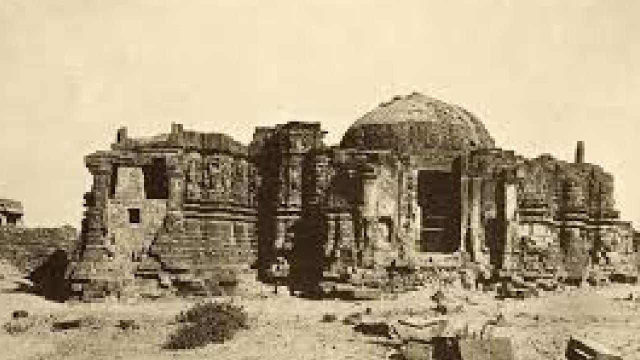 ಸೋಮನಾಥ ದೇವಾಲಯವು ಗುಜರಾತ್‌ನ ಸೌರಾಷ್ಟ್ರ ಪ್ರದೇಶದ ವೆರಾವಲ್‌ನ ಪ್ರಭಾಸ್ ಪಟನ್‌ನ ಕಡಲತೀರದಲ್ಲಿದೆ. ಇದು ಶಿವನಿಗೆ ಅರ್ಪಿತವಾದ ಹನ್ನೆರಡು ಪವಿತ್ರ ಜ್ಯೋತಿರ್ಲಿಂಗಗಳಲ್ಲಿ ಮೊದಲನೆಯದು. ಸೋಮನಾಥ ದೇವಾಲಯವನ್ನು ಶಿವನಿಗೆ ಅರ್ಪಿತವಾದ ಭೂಮಿಯ ಮೇಲಿನ ಮೊದಲ ಜ್ಯೋತಿರ್ಲಿಂಗವೆಂದು ಪರಿಗಣಿಸಲಾಗಿದೆ.
