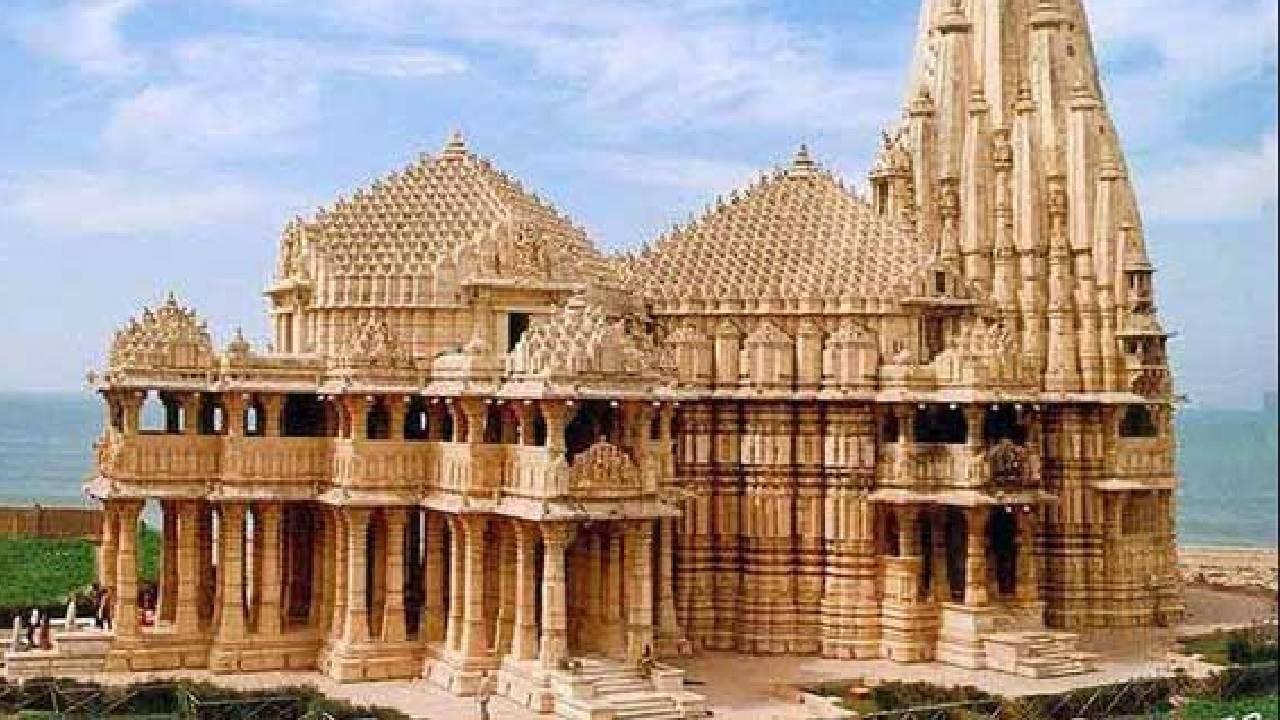 ಅಬ್ರಹಾಂ ಎರಾಲಿಯವರ ಪುಸ್ತಕದ ಪ್ರಕಾರ, ಭಾರತದಲ್ಲಿನ ಹಿಂದೂ ದೇವಾಲಯಗಳು ಒಂದು ಕಾಲದಲ್ಲಿ ಶ್ರೀಮಂತವಾಗಿದ್ದವು. ಹೀಗಾಗಿ, ದೇವಾಲಯಗಳನ್ನು ನಾಶಮಾಡುವುದು ಮಹಮ್ಮದ್ ಘಜ್ನಿಯ ಪ್ಲ್ಯಾನ್ ಆಗಿತ್ತು. ಕೆಲವೊಮ್ಮೆ ಆತ ಊಹಿಸಲೂ ಸಾಧ್ಯವಾಗಷ್ಟು ನಿಧಿ ಆತನಿಗೆ ಸಿಕ್ಕಿತ್ತು. ಘಜ್ನಿ ಮೊಹಮ್ಮದ್ ತನ್ನ 32 ವರ್ಷದ ಆಳ್ವಿಕೆಯಲ್ಲಿ ಭಾರತದ ಮೇಲೆ 17 ದಾಳಿಗಳನ್ನು ನಡೆಸಿದ್ದ.
