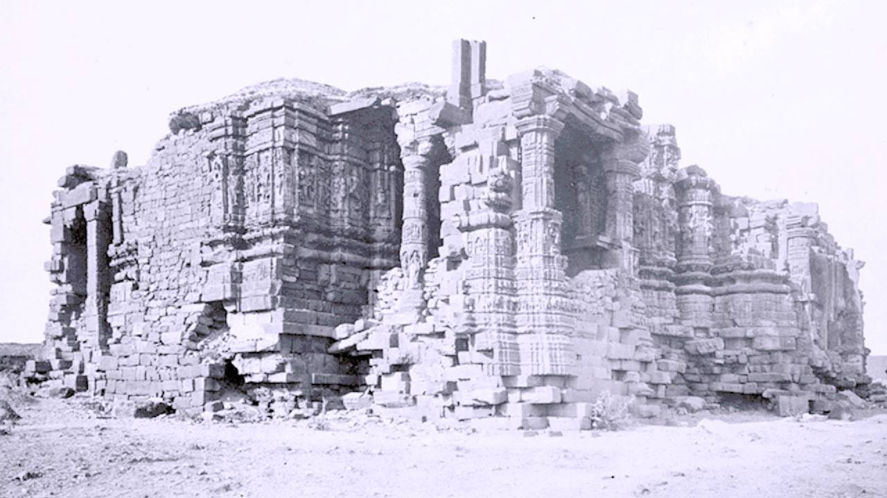 ಸೋಮನಾಥ ದೇವಾಲಯವನ್ನು ಭಗವಾನ್ ಚಂದ್ರದೇವ ನಿರ್ಮಿಸಿದನು. ಸೋಮನಾಥ ಜ್ಯೋತಿರ್ಲಿಂಗವನ್ನು ಋಗ್ವೇದದಲ್ಲಿಯೂ ಉಲ್ಲೇಖಿಸಲಾಗಿದೆ. ಶಿವನ ಈ ದೇವಾಲಯವನ್ನು ಹಿಂದೂ ಧರ್ಮದ ಏರಿಕೆ ಮತ್ತು ಪತನದ ಸಂಕೇತವೆಂದು ಪರಿಗಣಿಸಲಾಗಿದೆ.
