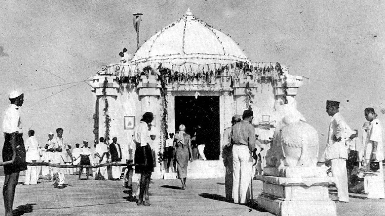 ಸೋಮನಾಥ ದೇವಾಲಯವು ಯಾವಾಗಲೂ ಮುಸ್ಲಿಂ ಆಡಳಿತಗಾರರ ಗುರಿಯಾಗಿತ್ತು. ಘಜ್ನಿ ನಂತರ, ದೇವಾಲಯವನ್ನು ಅಲಾವುದ್ದೀನ್ ಖಿಲ್ಜಿ ಗುರಿಯಾಗಿಸಿಕೊಂಡಿದ್ದ. 1299 ರಲ್ಲಿ ಗುಜರಾತ್ ಮೇಲೆ ಆಕ್ರಮಣ ಮಾಡಿದಾಗ, ಖಿಲ್ಜಿಯ ಸೈನ್ಯವು ವಘೇಲ ರಾಜ ಕರ್ಣನನ್ನು ಸೋಲಿಸಿ ಸೋಮನಾಥ ದೇವಾಲಯವನ್ನು ಲೂಟಿ ಮಾಡಿತು.ನಂತರ 1308 ರಲ್ಲಿ, ಸೌರಾಷ್ಟ್ರದ ಚೂಡಾಸಮ ರಾಜ ಮಹಿಪಾಲ  ಈ ದೇವಾಲಯವನ್ನು ಪುನರ್ನಿರ್ಮಿಸಿದ್ದರು. ಶಿವಲಿಂಗವನ್ನು ಅವನ ಮಗ ಖೆಂಗರನು ಪ್ರತಿಷ್ಠಾಪಿಸಿದ್ದರು.
