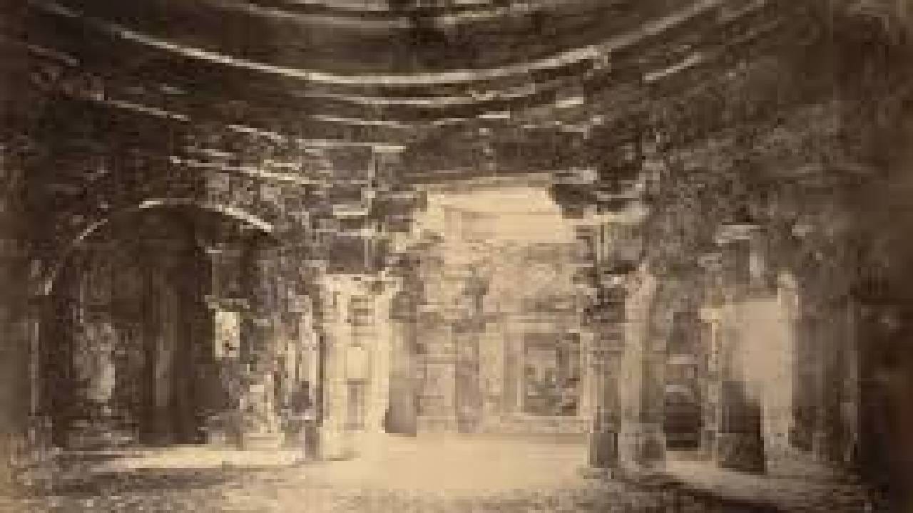 ಸೋಮನಾಥ ದೇವಾಲಯವು ಮೂಲತಃ ಚಿನ್ನದಿಂದ ಮಾಡಲ್ಪಟ್ಟಿತ್ತು. ಮೊದಲ ಆಕ್ರಮಣದ ಸಮಯದಲ್ಲಿ ಅದರ ಚಿನ್ನವನ್ನು ಲೂಟಿ ಮಾಡಲಾಯಿತು. ನಂತರ ಅದನ್ನು ಬೆಳ್ಳಿಯಲ್ಲಿ ಪುನರ್ನಿರ್ಮಿಸಲಾಯಿತು. ಮೊಘಲರ ಆಕ್ರಮಣವು ಅದನ್ನು ನಾಶಮಾಡಿತು. ಪ್ರಸ್ತುತ, ಇದು ಕಲ್ಲಿನಿಂದ ಮಾಡಲ್ಪಟ್ಟಿದೆ.
