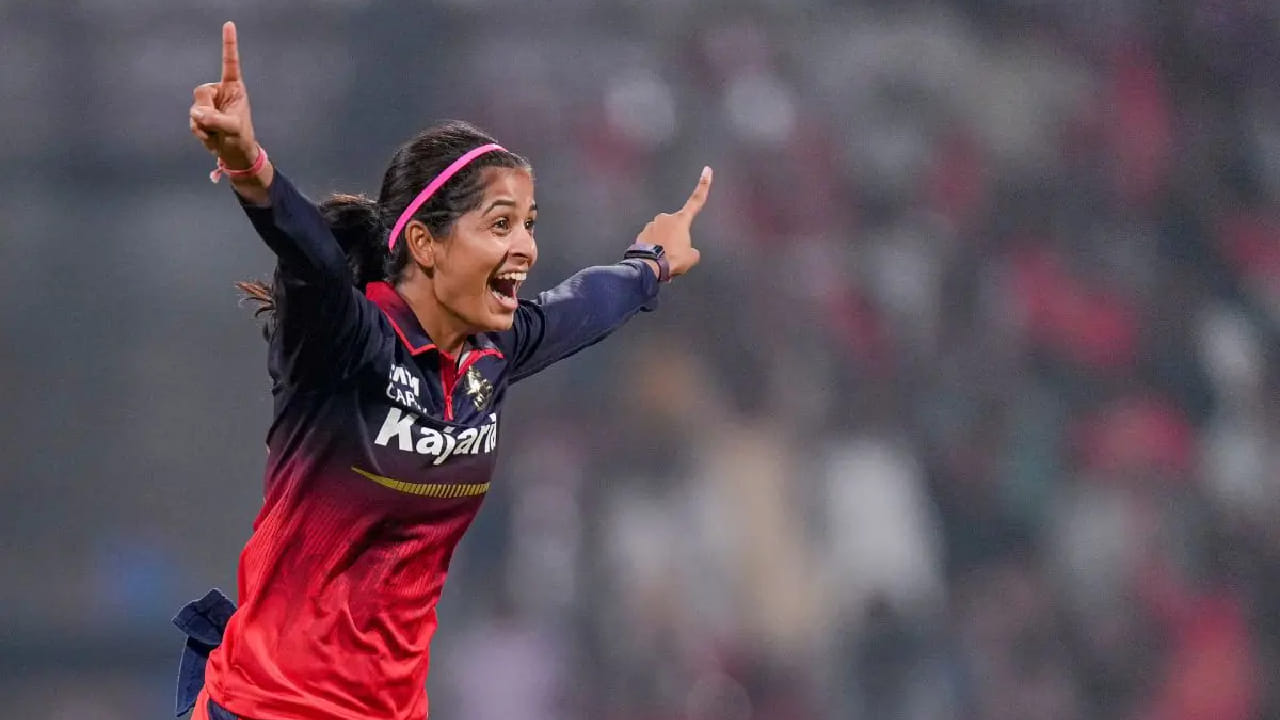 2024ರ ವುಮೆನ್ಸ್ ಪ್ರೀಮಿಯರ್ ಲೀಗ್​ನಲ್ಲಿ ಶ್ರೇಯಾಂಕಾ ಪಾಟೀಲ್ ಡೆಲ್ಲಿ ಕ್ಯಾಪಿಟಲ್ಸ್ ವಿರುದ್ಧ 4 ಓವರ್​ಗಳಲ್ಲಿ 26 ರನ್ ನೀಡಿ 4 ವಿಕೆಟ್ ಕಬಳಿಸಿದ್ದರು. ಇದಾದ ಬಳಿಕ 2024ರ WPL ಫೈನಲ್​ನಲ್ಲಿ ಡೆಲ್ಲಿ ಕ್ಯಾಪಿಟಲ್ಸ್ ವಿರುದ್ದವೇ ಕೇವಲ 12 ರನ್ ನೀಡಿ 4 ವಿಕೆಟ್ ಪಡೆದಿದ್ದರು.